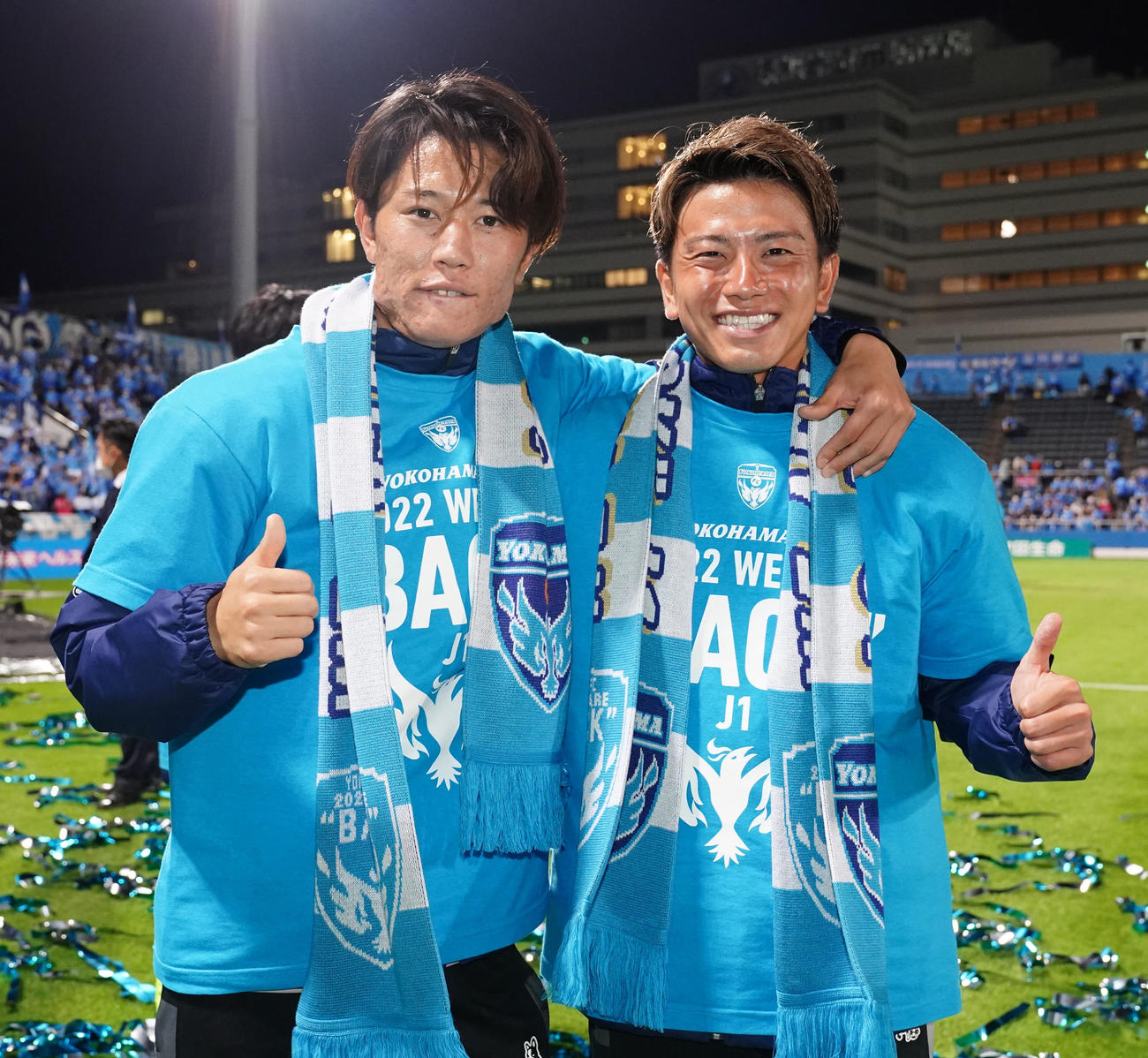横浜FC対金沢　J1昇格決定で写真に納まる横浜FC長谷川（右）と斎藤（撮影・江口和貴）