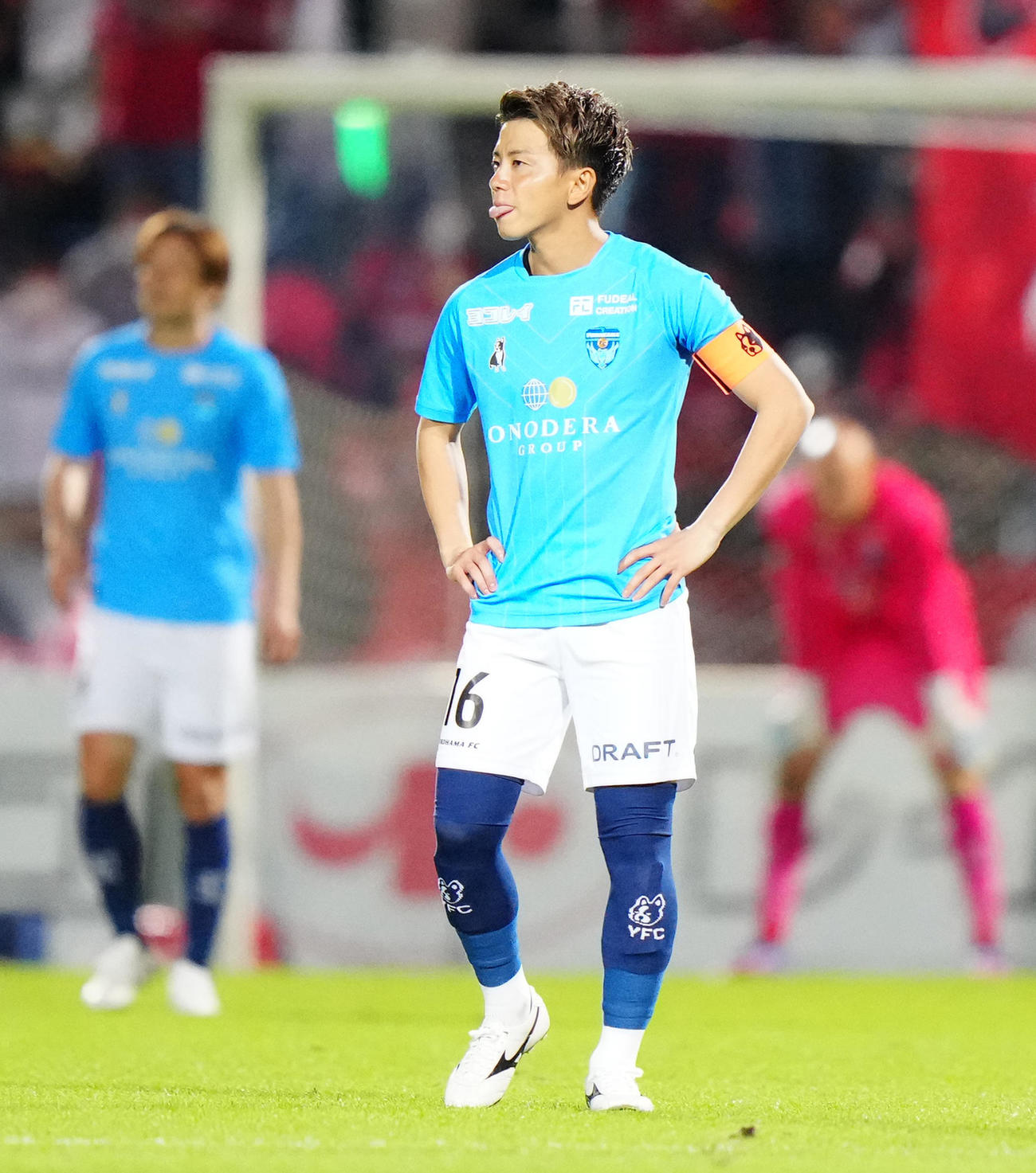 横浜FC対金沢　後半、金沢松本弥にゴールを決められ、舌を出す横浜FC長谷川（撮影・江口和貴）
