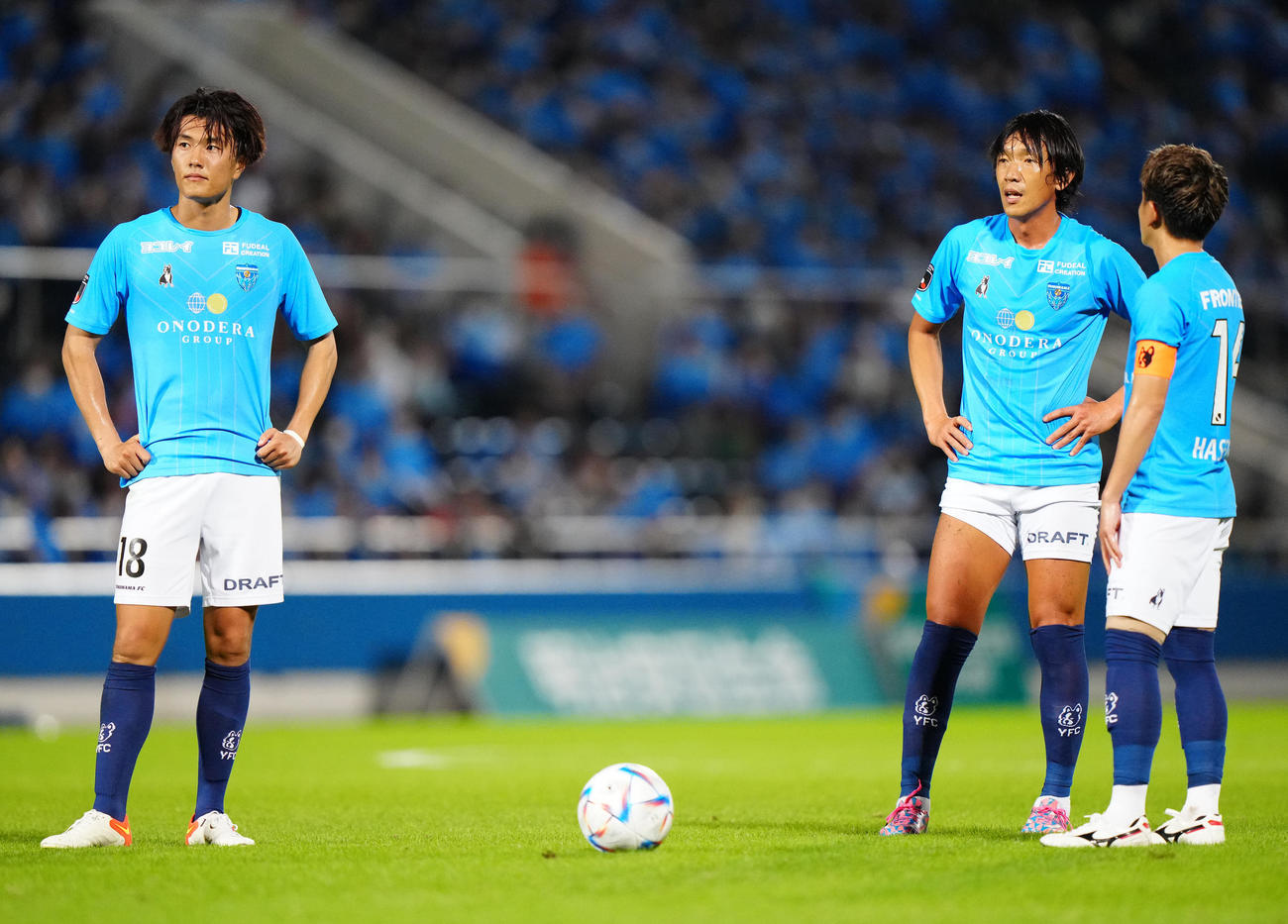 横浜FC対金沢　後半、FKでキッカーを務める横浜FC中村（中央）。左は小川航基、右は長谷川（撮影・江口和貴）