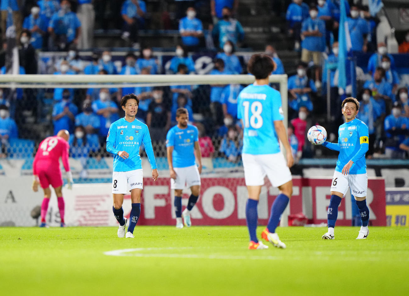 横浜FC対金沢　前半、金沢林にゴールを決められた横浜FCの選手たち。左は斎藤、右は長谷川（撮影・江口和貴）