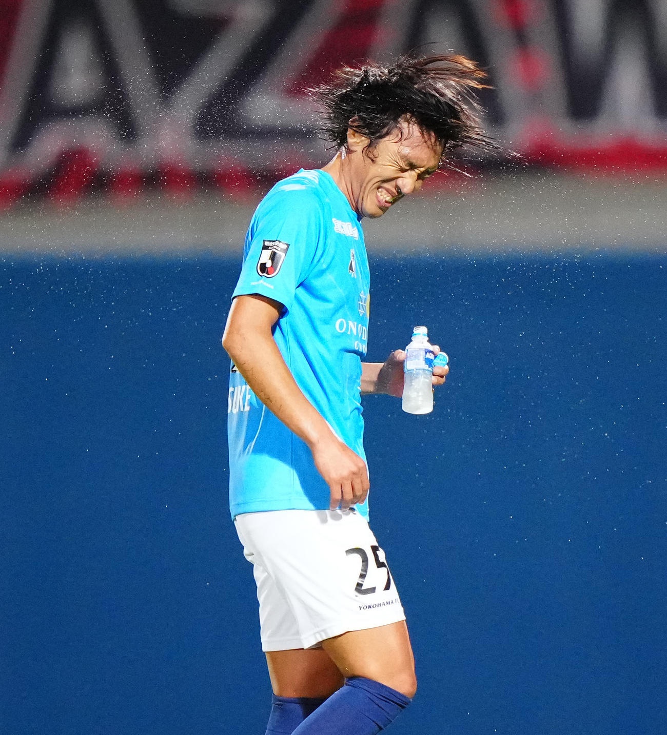 横浜FC対金沢　試合後、水分を頭からかけ、しぶきを飛ばす横浜FC中村（撮影・江口和貴）