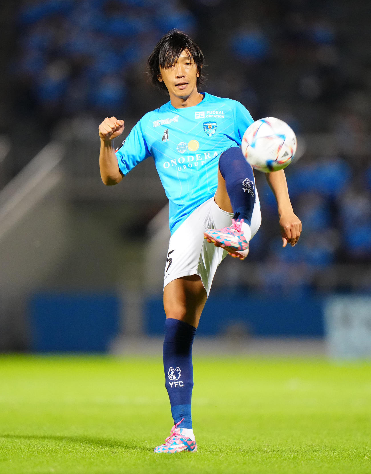 横浜FC対金沢　後半、パスを出す横浜FC中村（撮影・江口和貴）
