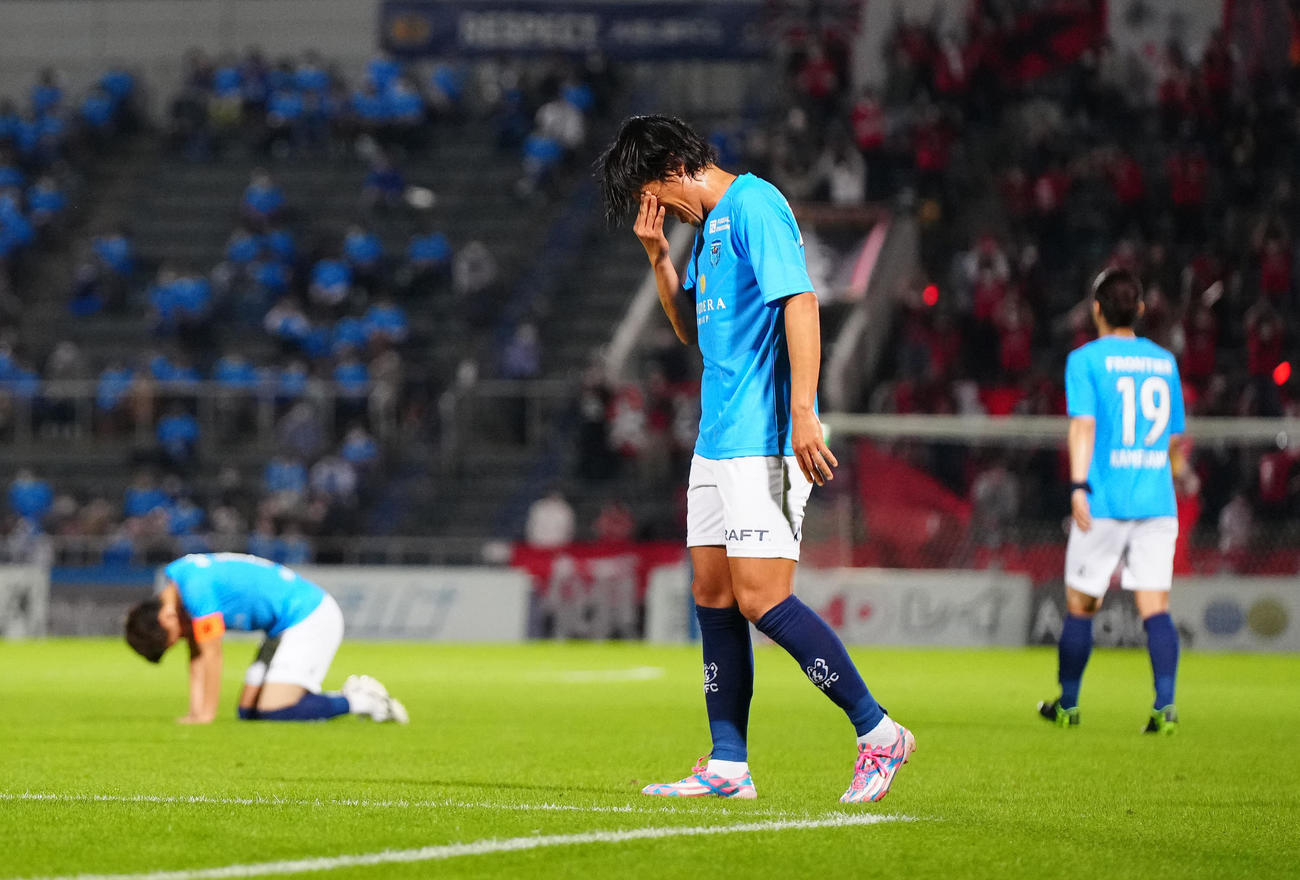 横浜FC対金沢　試合終了のホイッスルを聞き、厳しい表情の横浜FC中村（撮影・江口和貴）