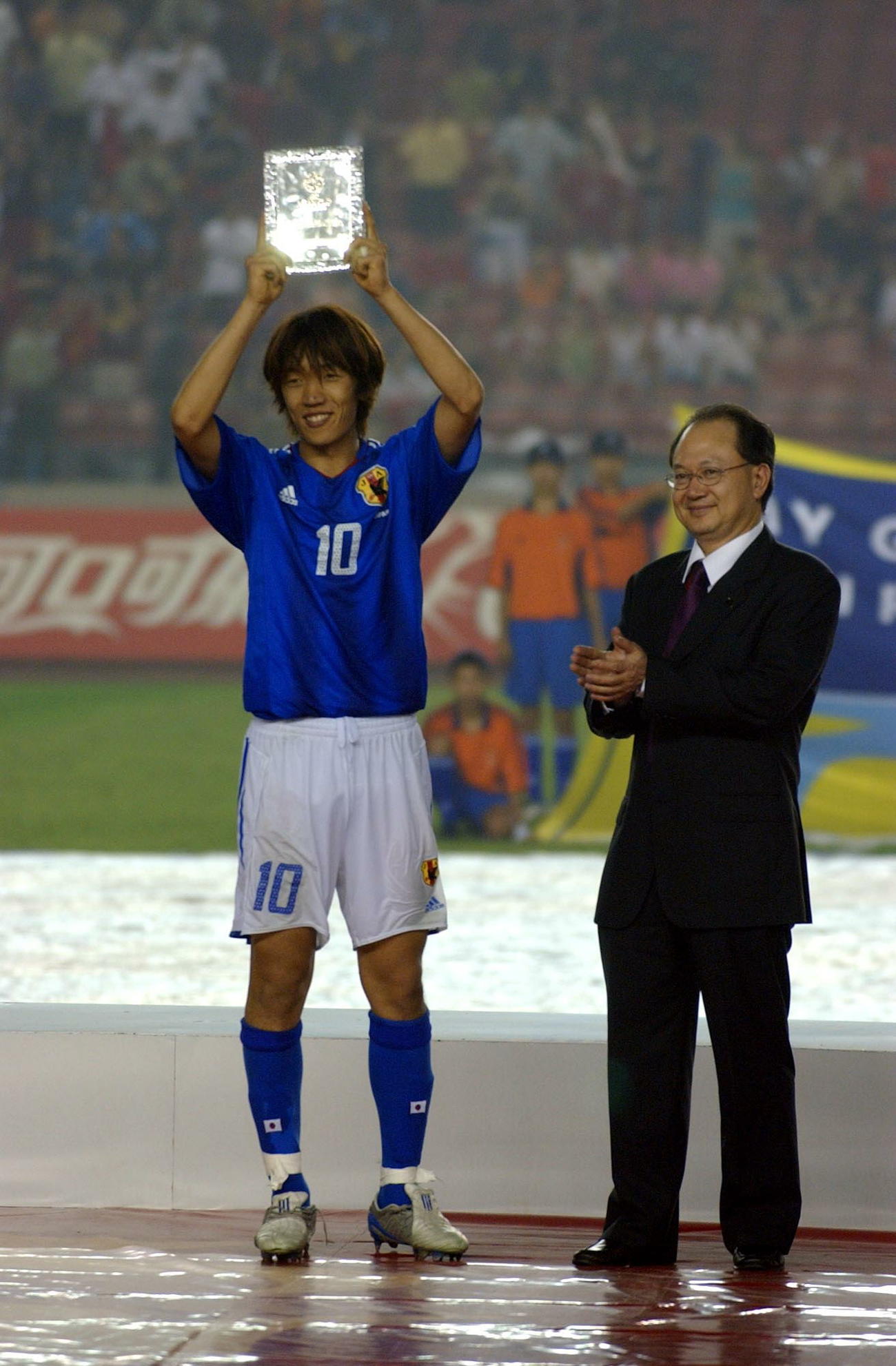 04年8月7日　2004年アジア杯・決勝戦　日本対中国　MVPのプレートを掲げる中村俊輔
