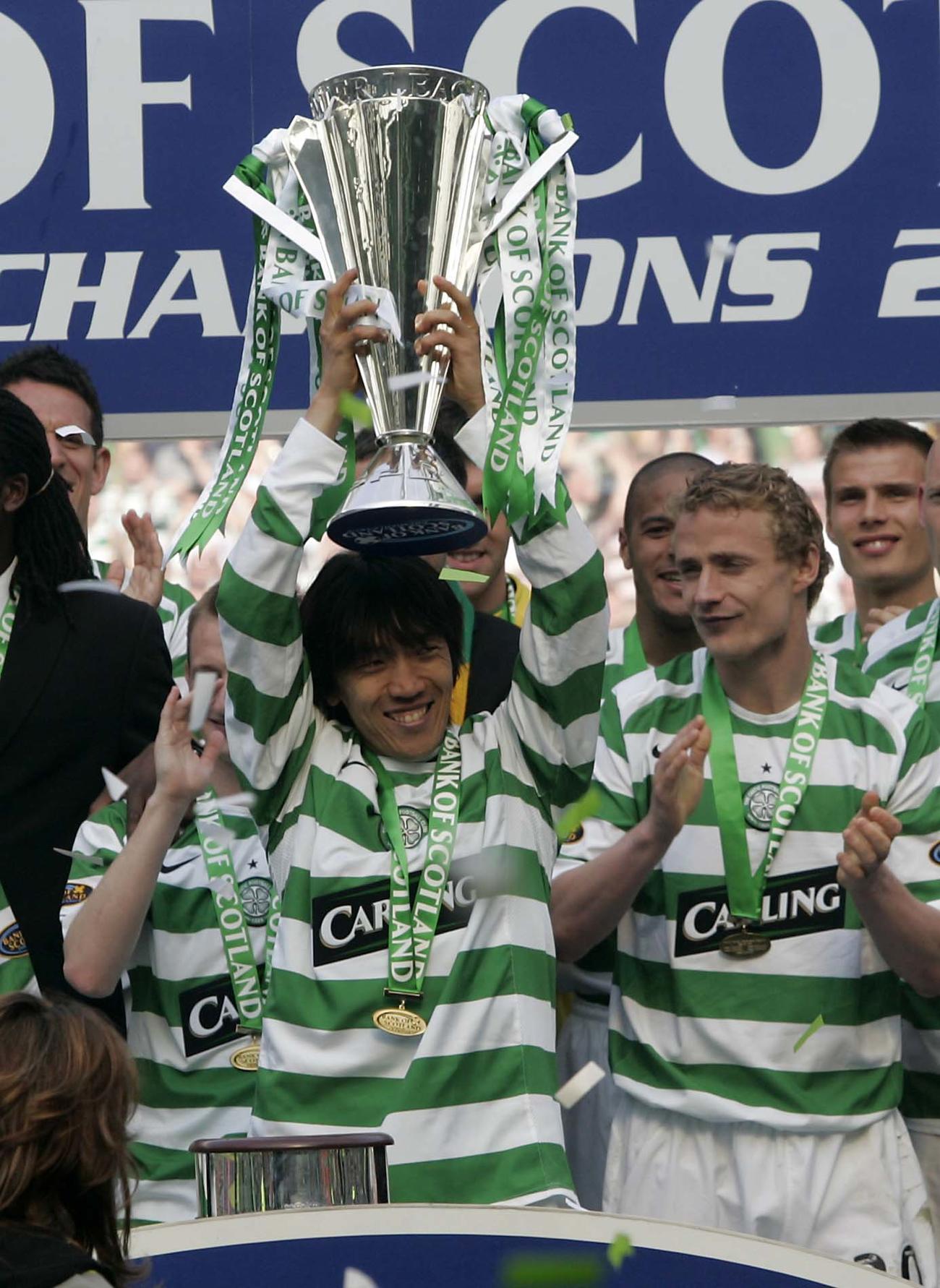 07年、セルティック対ハーツ　試合後の優勝セレモニーでチームメートに促され優勝トロフィーを掲げる中村俊輔　