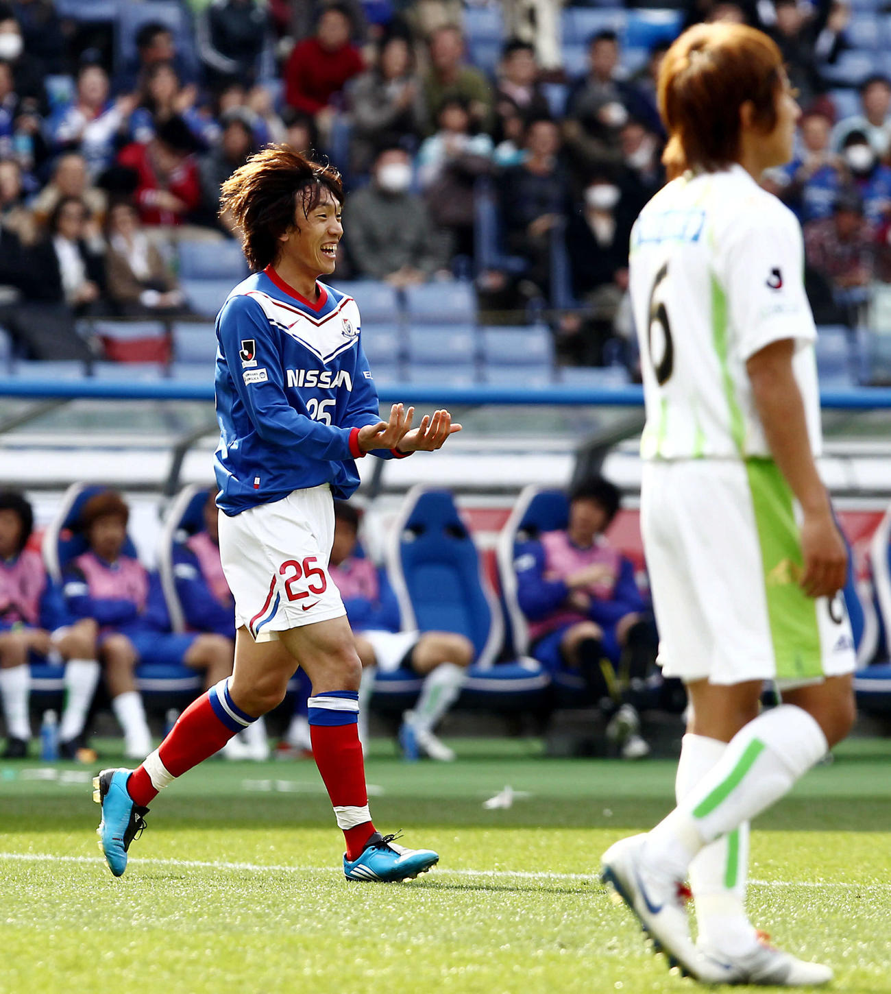 2010年3月13日、横浜対湘南　前半22分、横浜MF中村俊輔（左）はCKからゴールが決まり、ゆりかごポーズを見せる。約7年半ぶりにJリーグに復帰した