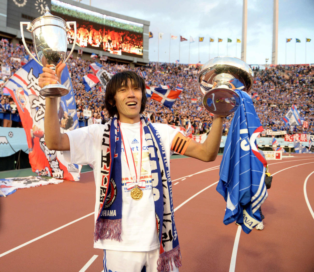 2014年1月1日、天皇杯を制し優勝にカップを掲げる横浜MF中村