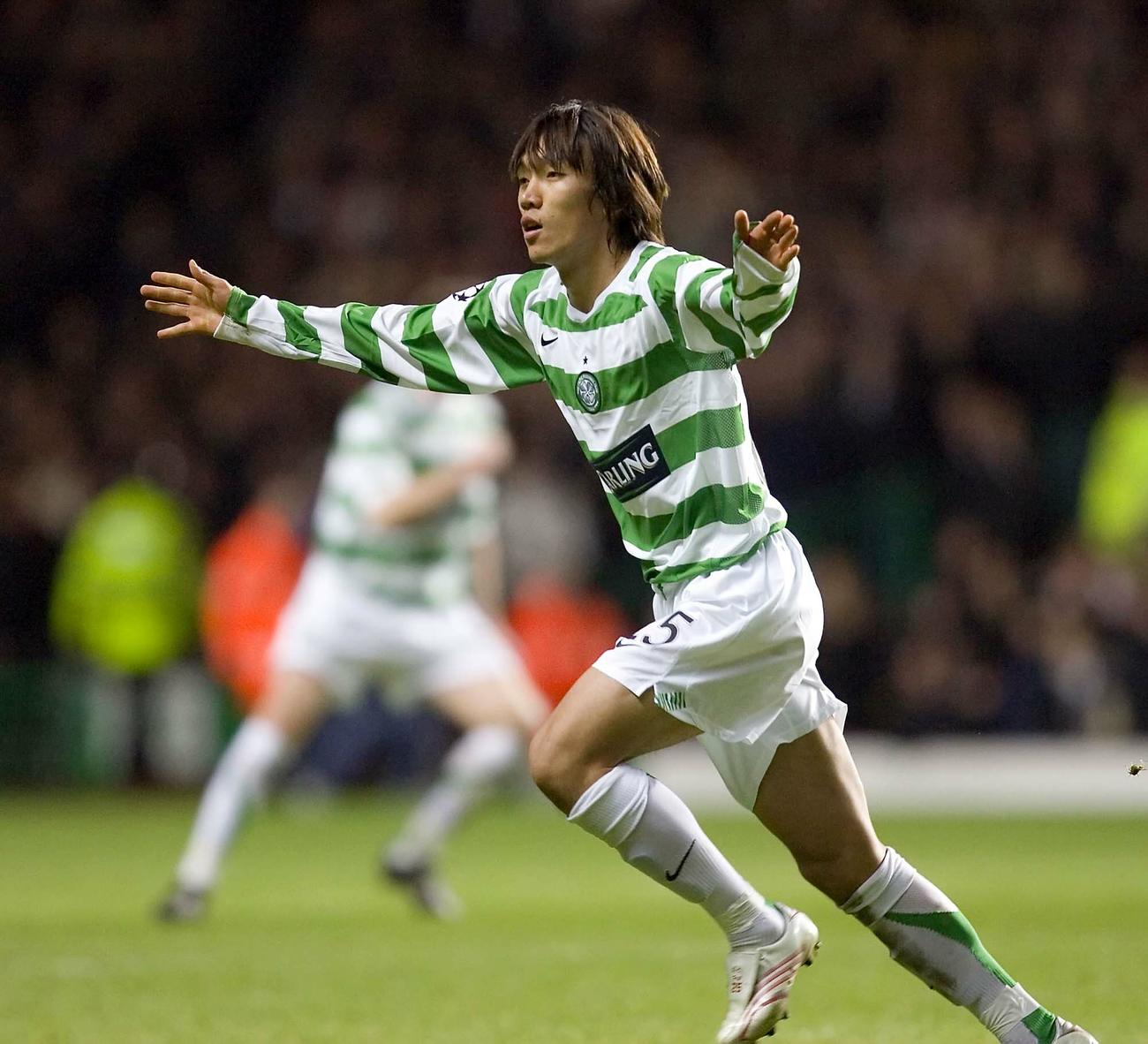 06年11月21日　セルティック対マンチェスターU　後半36分、FKでゴールを決め両手を広げて喜ぶセルティックの中村俊輔（撮影・PNP）