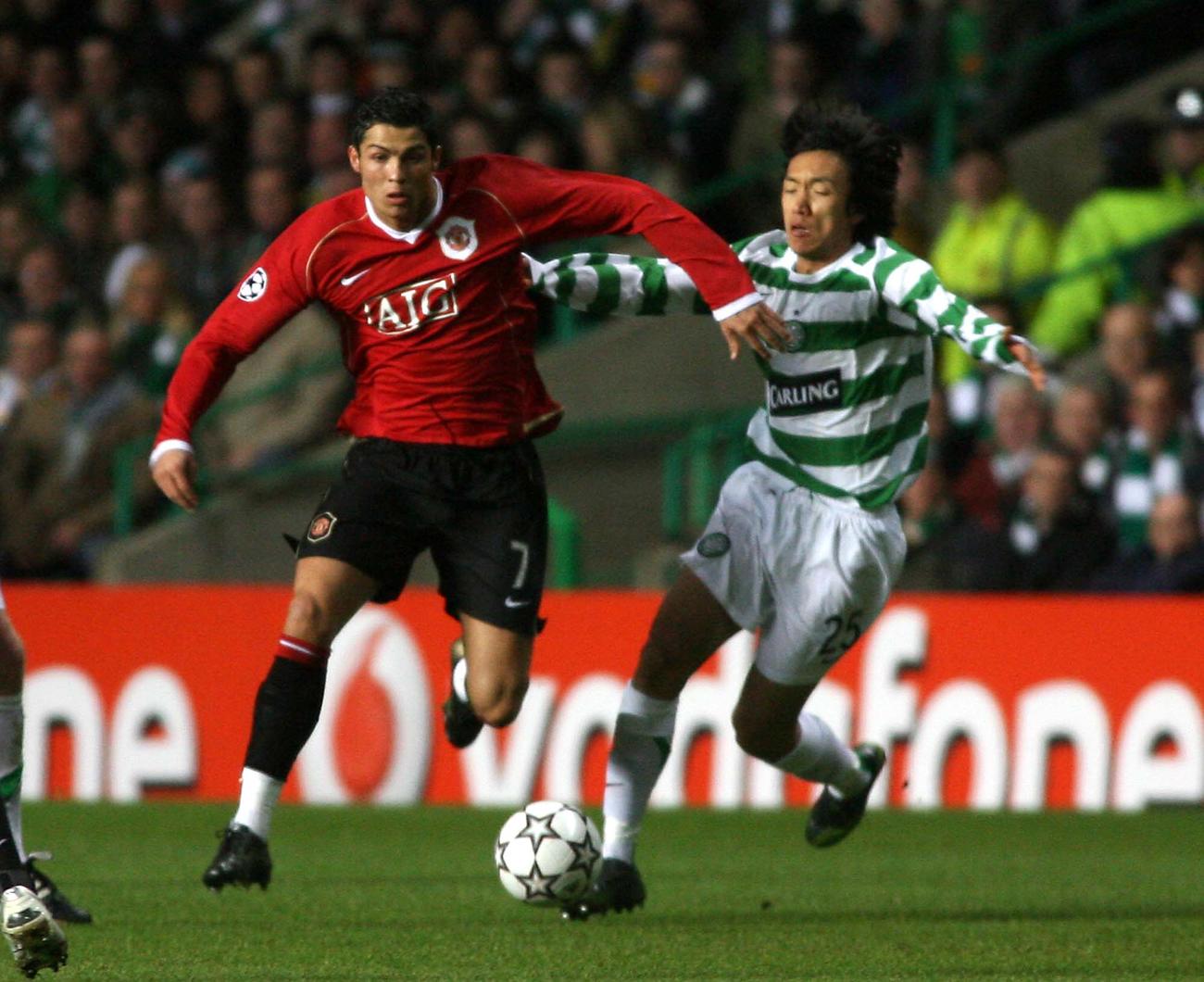 06年11月21日　セルティック対マンチェスターU　ロナウドと競り合う中村俊輔（右）