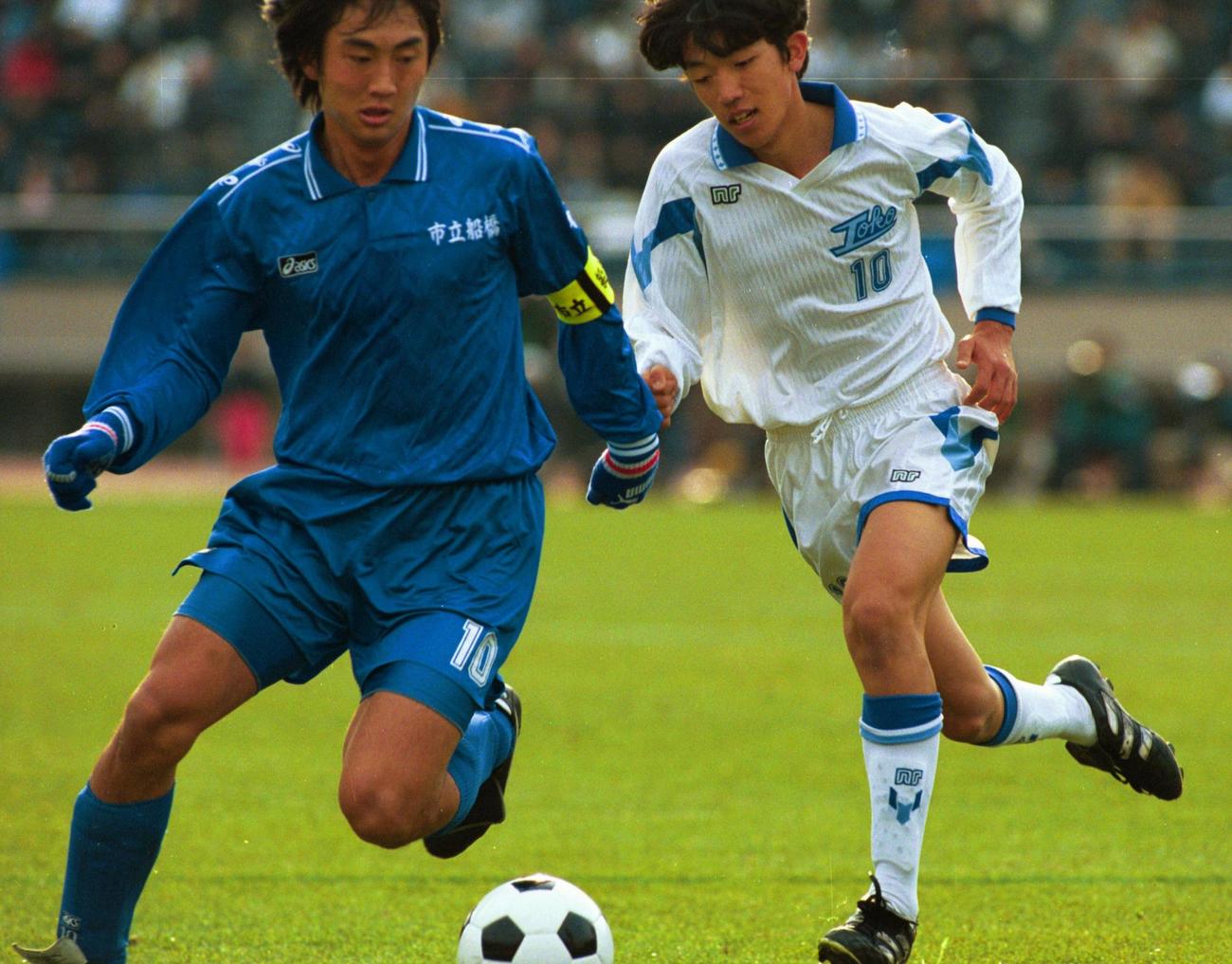 97年1月8日、第75回高校サッカー決勝　中盤でボールを奪い合う市船橋・北嶋秀朗（左）と桐光学園・中村俊輔