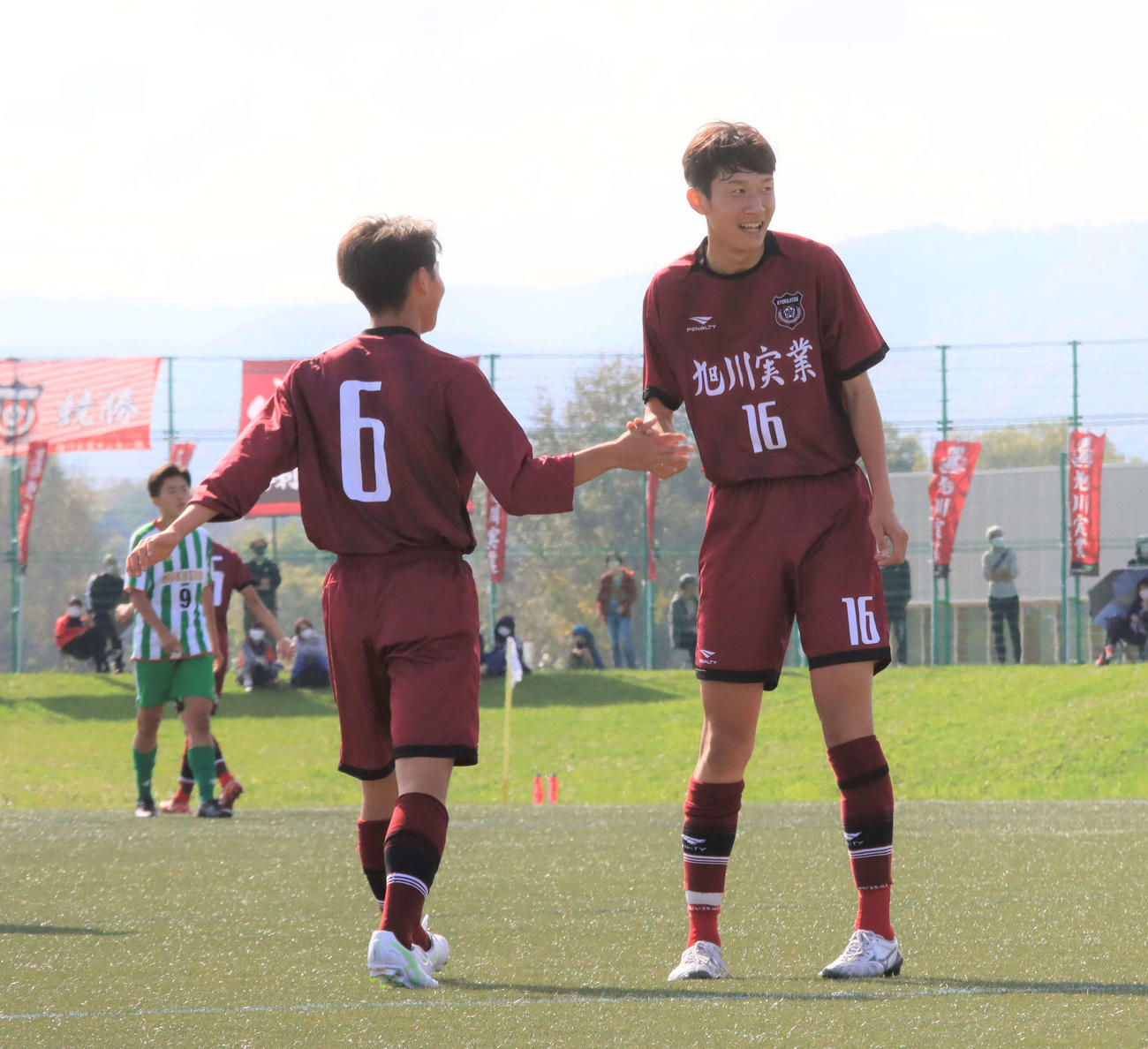 旭川実対北照　3得点を決めた旭川実FW三上（右）（撮影・保坂果那）