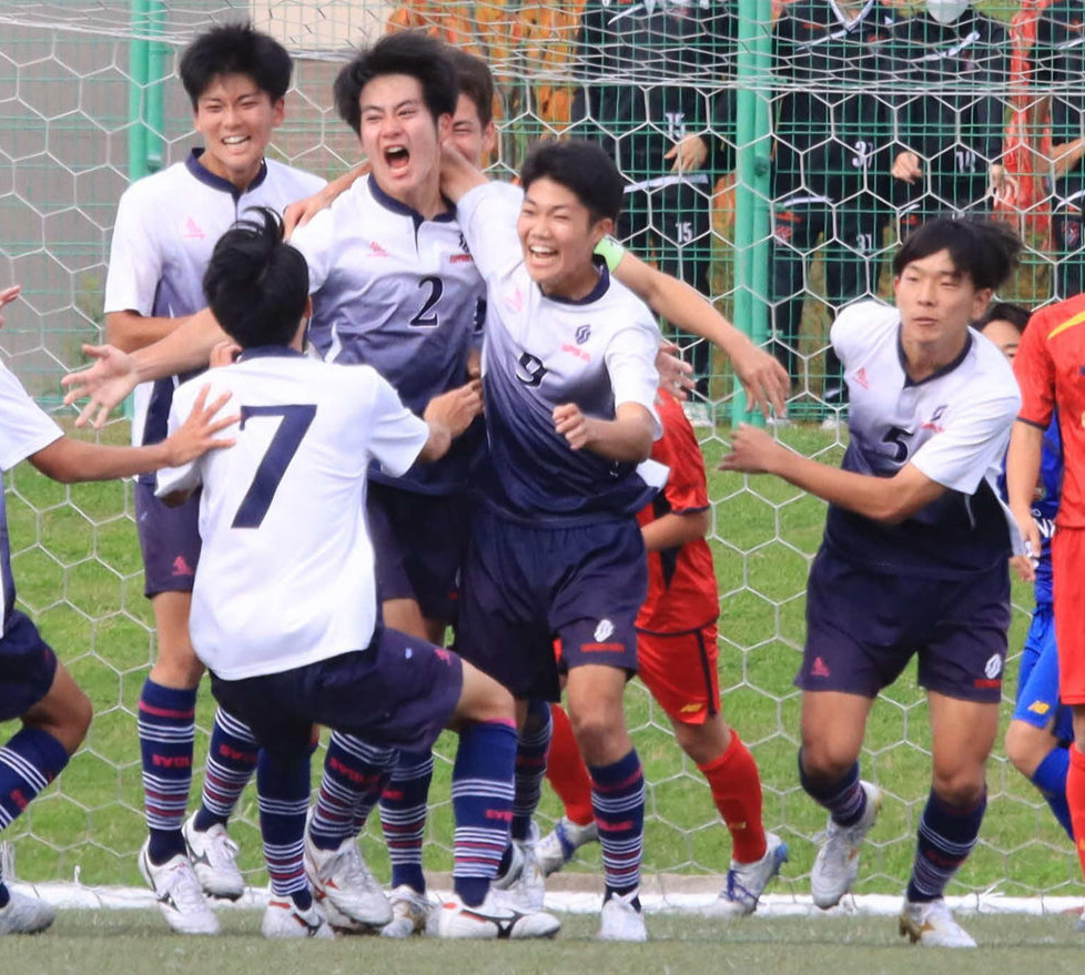 札幌創成対札幌大谷　後半ロスタイム3分、得点を決めた札幌創成DF高原（中央、背番号2）（撮影・保坂果那）