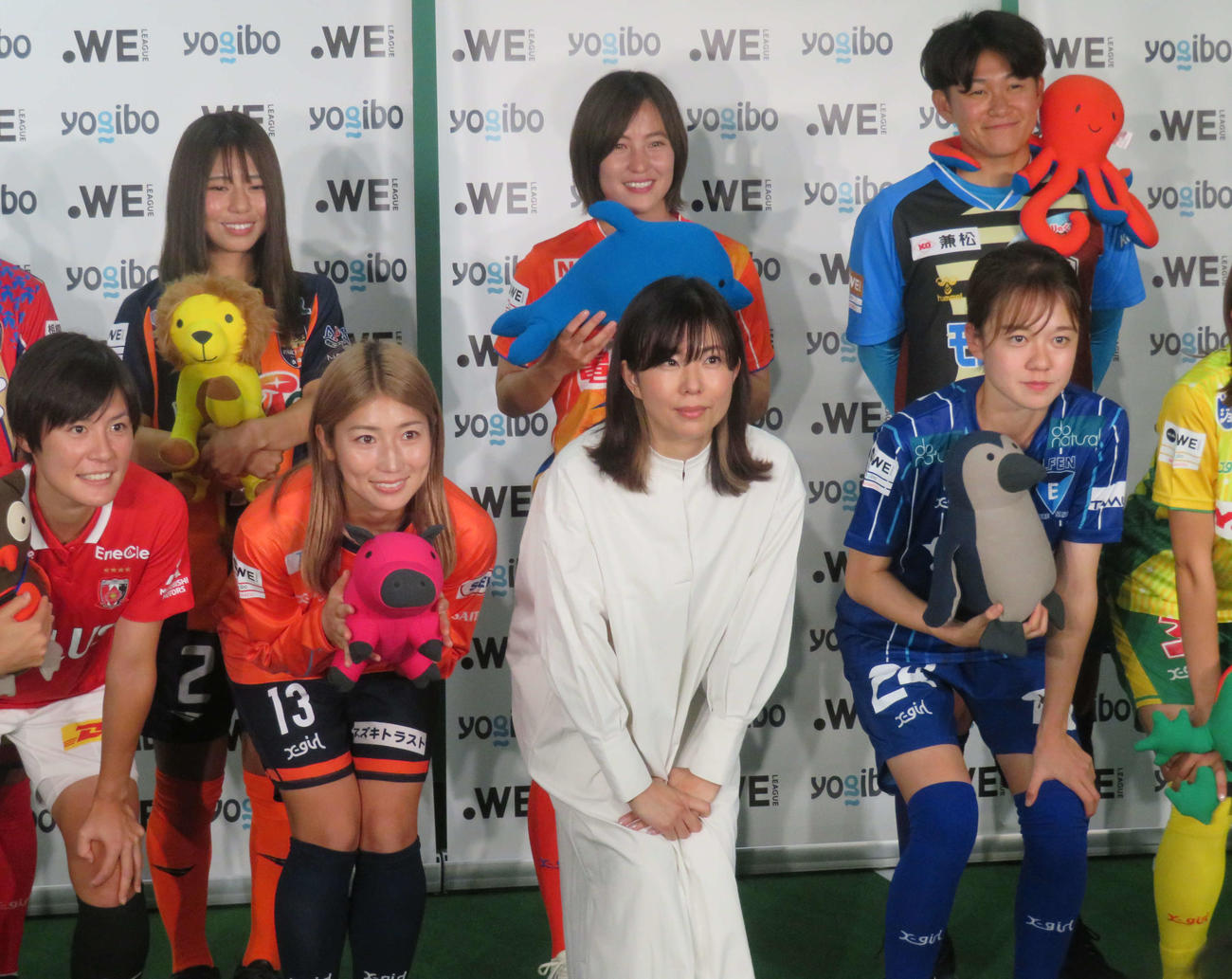 WEリーグのキックオフカンファレンスに出席し、選手たちと記念写真に収まるWEリーグ高田チェア（前列中央）（撮影・磯綾乃）
