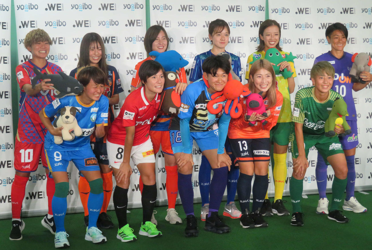 キックオフカンファレンスに出席した、後列左から杉田亜未、肝付萌、北川ひかる、吉田莉胡、市瀬千里、近賀ゆかり、前列左から、宮沢ひなた、猶本光、山下杏也加、仲田歩夢、植木理子（撮影・磯綾乃）