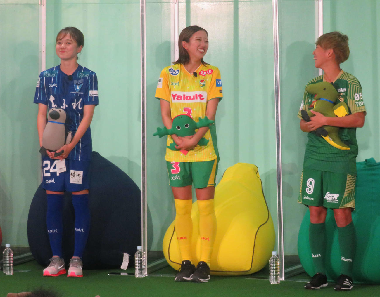 WEリーグのキックオフカンファレンスに出席した左から、ちふれ埼玉MF吉田、千葉DF市瀬、日テレ東京VFW植木（撮影・磯綾乃）