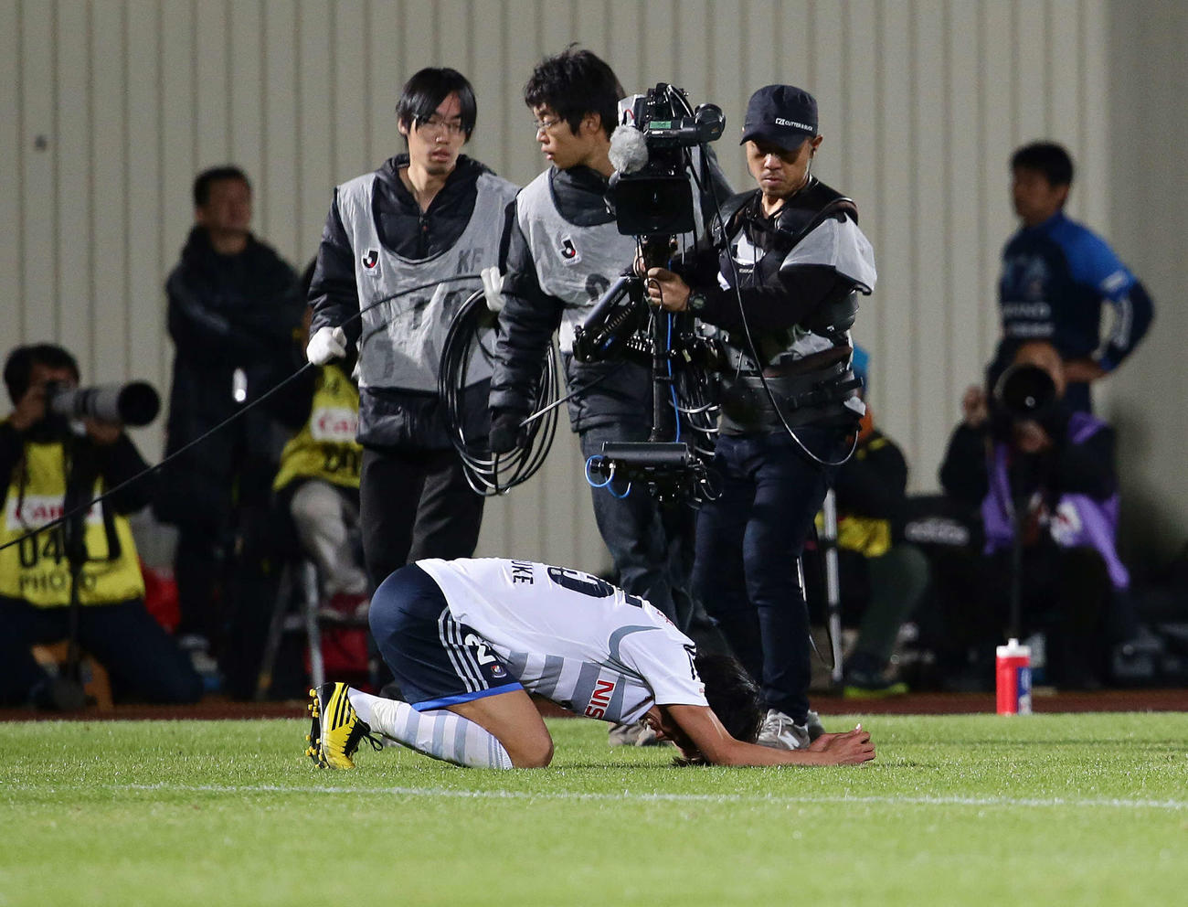 2013年12月7日、川崎F対横浜　優勝を逃しピッチ上で泣き崩れる横浜MF中村