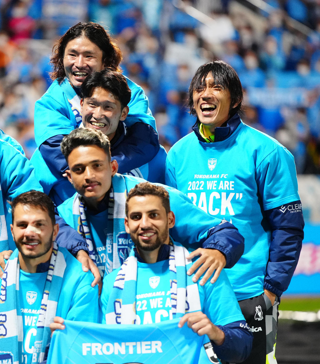 2022年10月16日、横浜FC対金沢　試合後、J1昇格決定の記念写真撮影で笑顔を見せる横浜FC中村（右端）