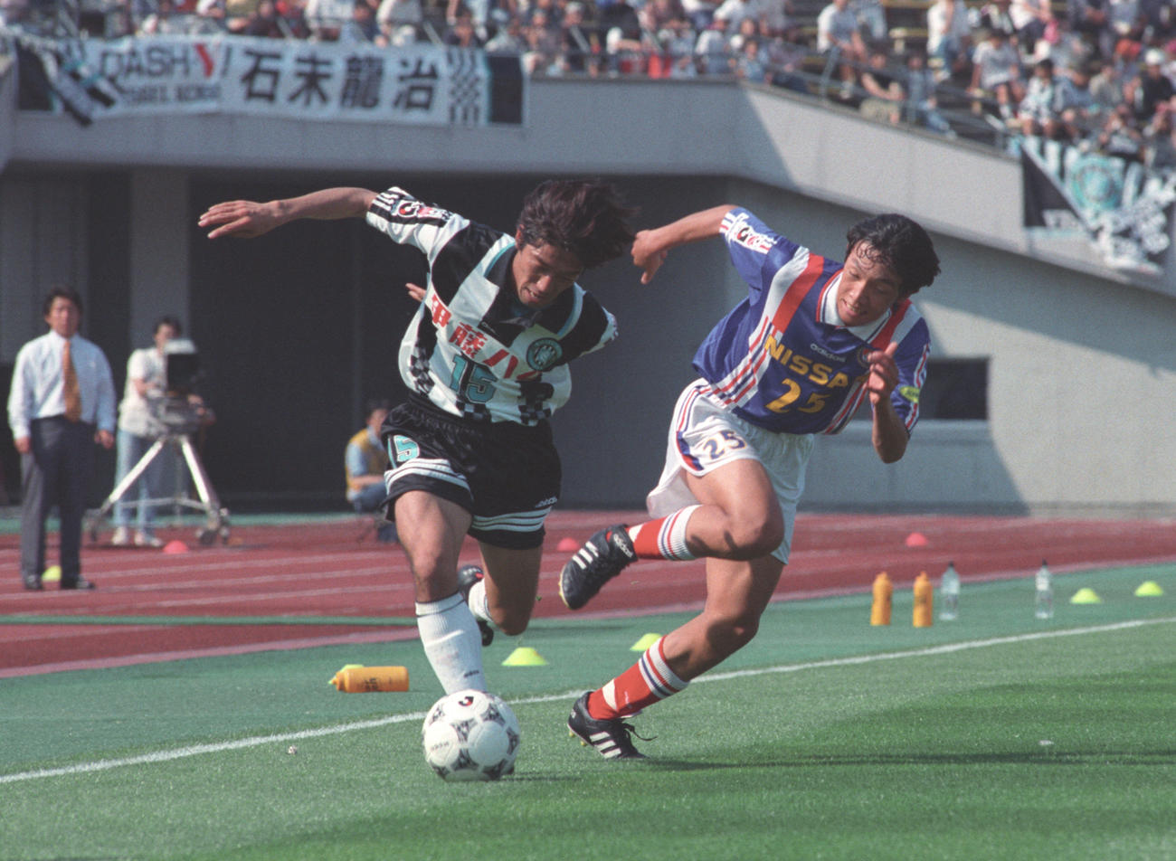 97年5月31日、Jリーグ・第1ステージ・第12節　神戸対横浜M　競り合う神戸DF幸田将和（左）と横浜M・MF中村俊輔
