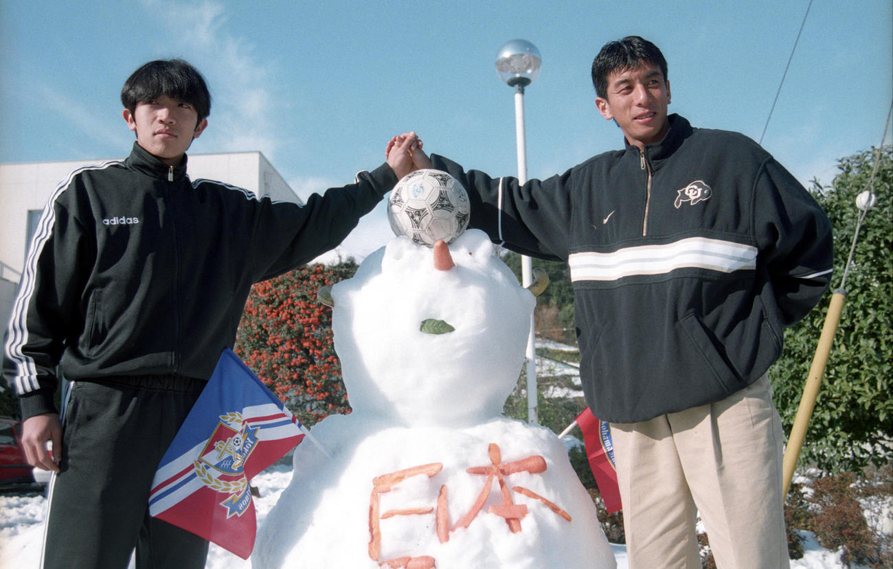 98年　日本代表抜てき　日本代表の大先輩である井原正巳（右）から初代表の祝福を受ける横浜M中村俊輔