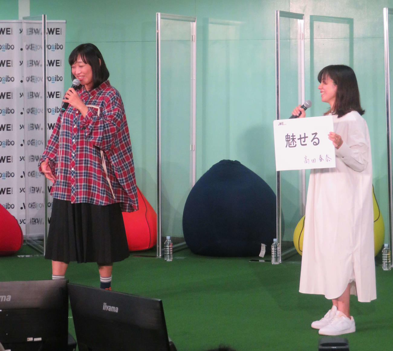 WEリーグのキックオフカンファレンスに出席し、ゲストの南海キャンディーズ・しずちゃんと笑顔で話すWEリーグ高田チェア（撮影・磯綾乃）