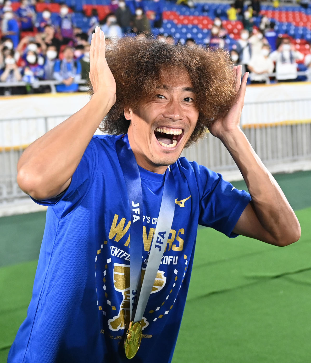 2022年10月16日　甲府対広島　天皇杯優勝を決めポーズを決める甲府三平