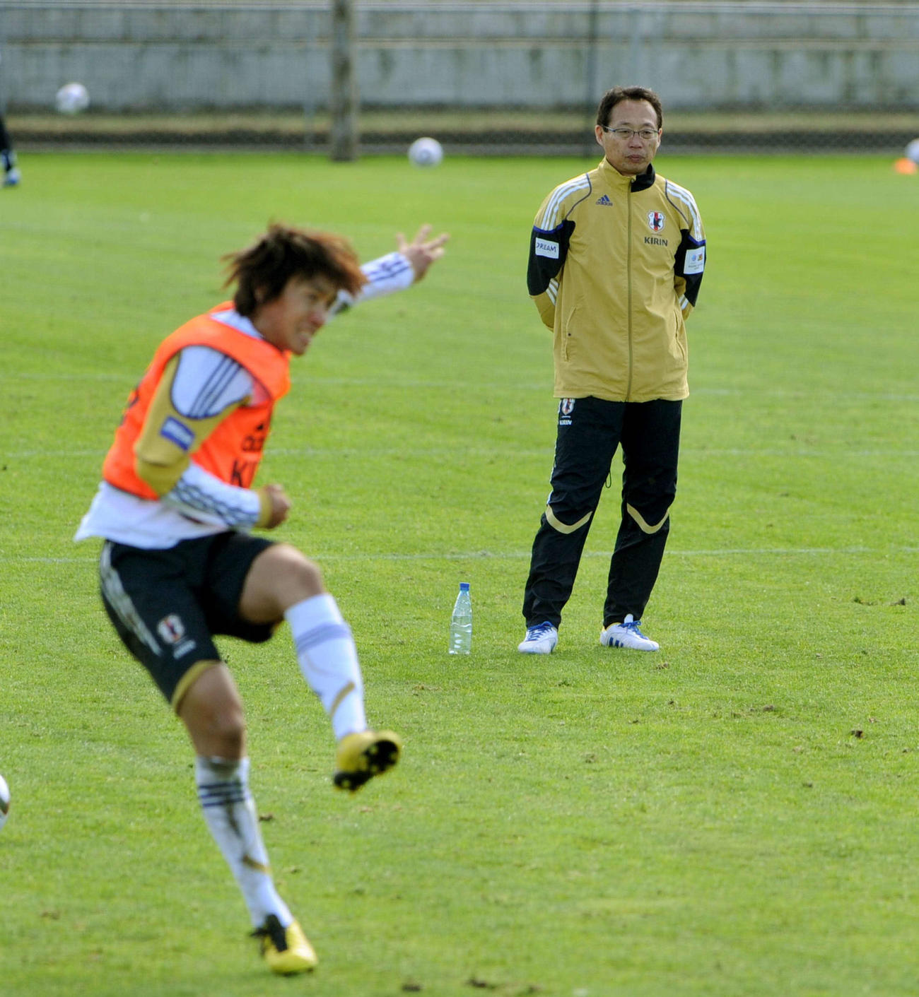2010年6月8日　日本代表練習、FKの練習をする中村俊輔（左）を見守る岡田武史監督