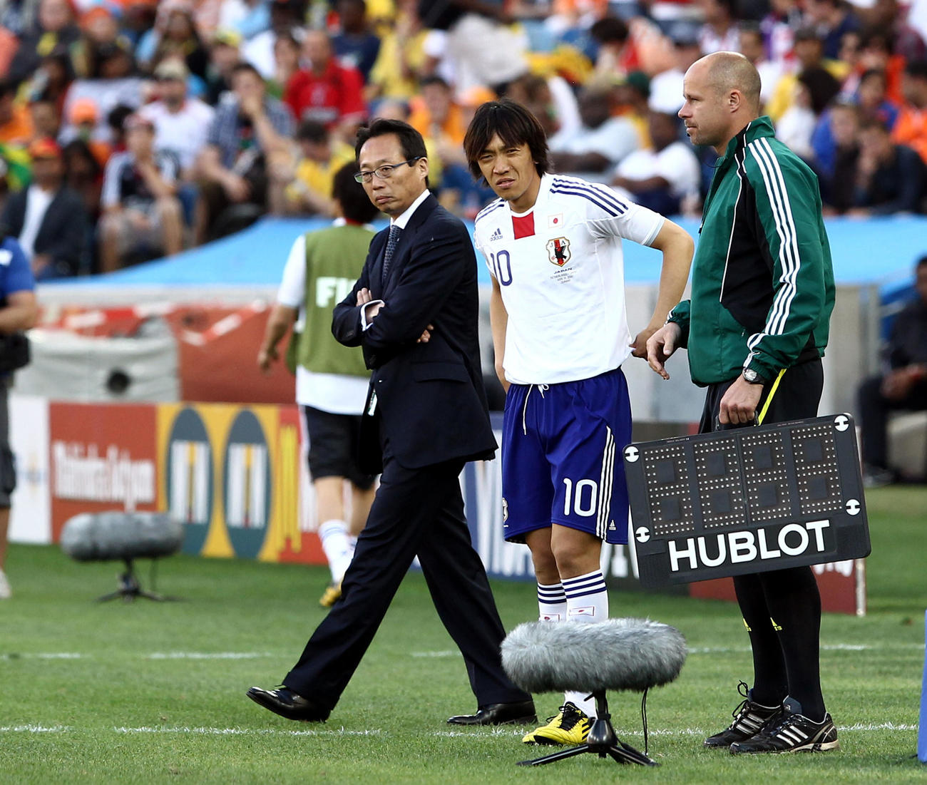 2010年6月19日　W杯南アフリカ大会1次リーグE組　日本対オランダ　後半、途中出場するMF中村俊輔（右）。左は岡田武史監督