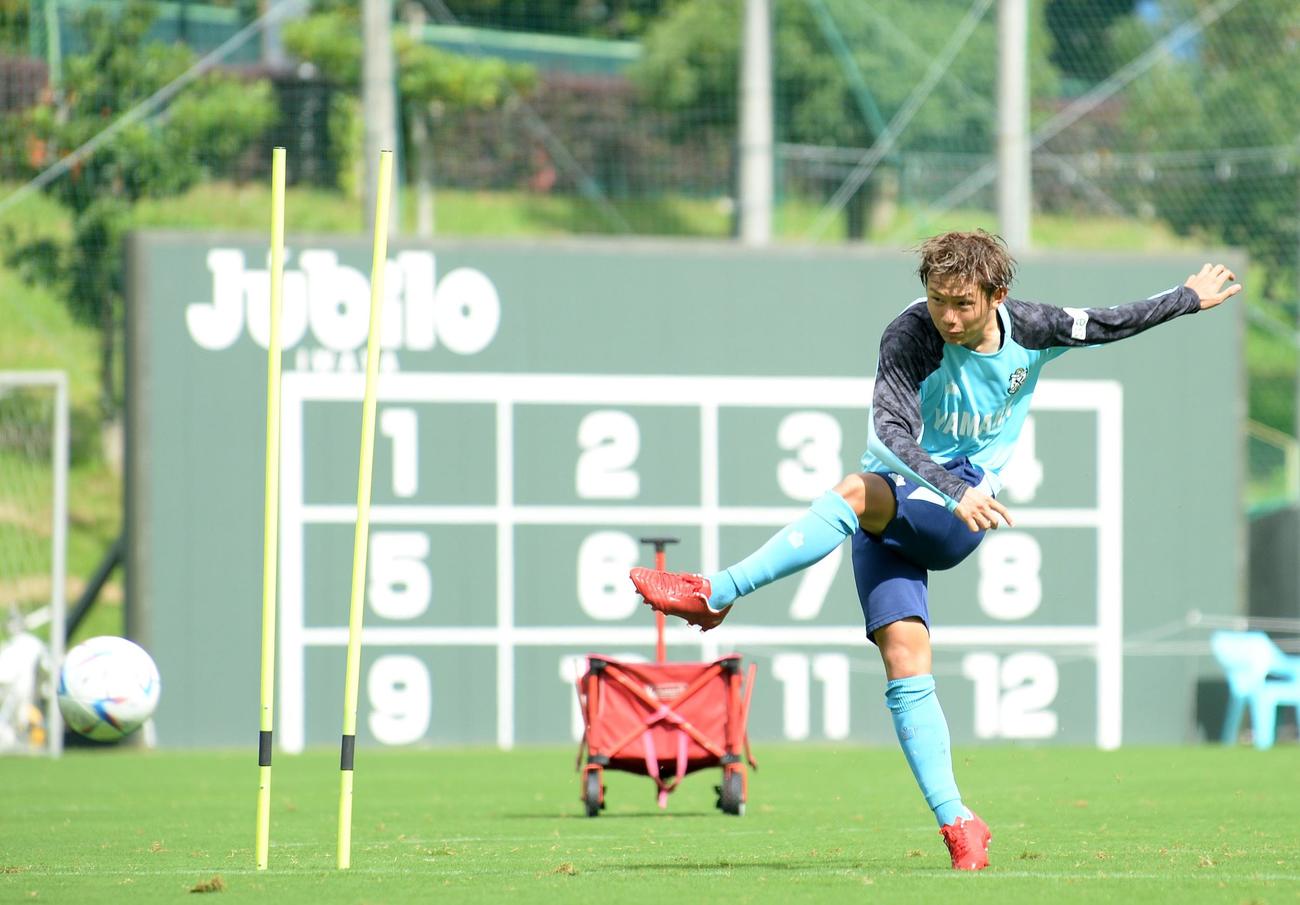 居残りでシュート練習を行う磐田古川