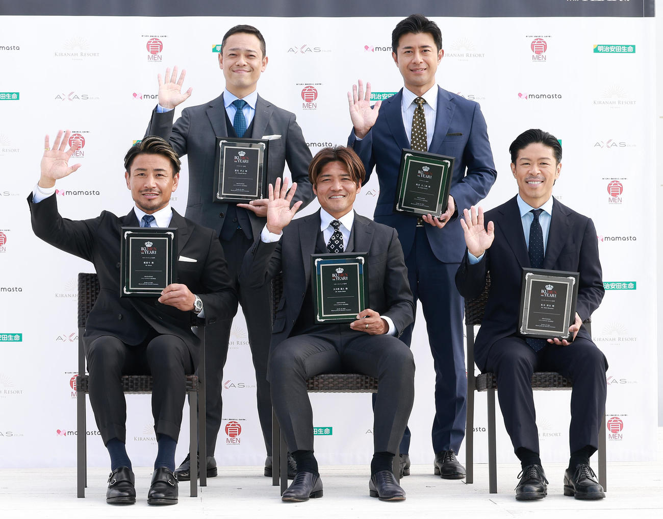 「第12回イクメンオブザイヤー2022」を受賞した、前列左から魔裟斗氏、大久保嘉人氏、EXILE松本利夫、後列左からTBS蓮見孝之アナウンサー、フジテレビ榎並大二郎アナウンサー（撮影・中島郁夫）