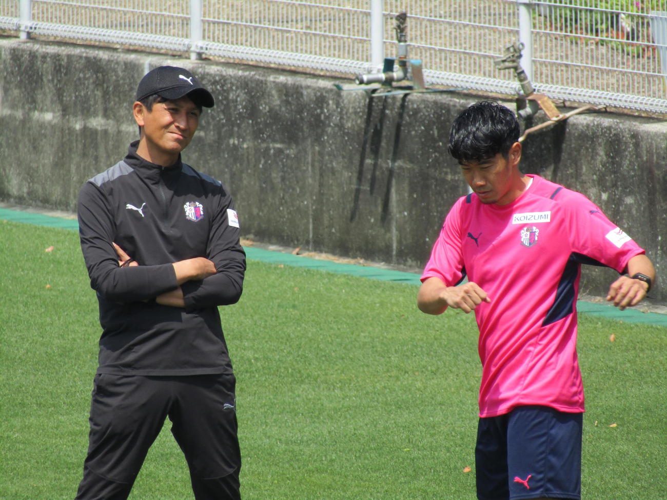 22年4月、古巣C大阪の練習に参加した香川（右）を見る小菊監督の表情は穏やかだ