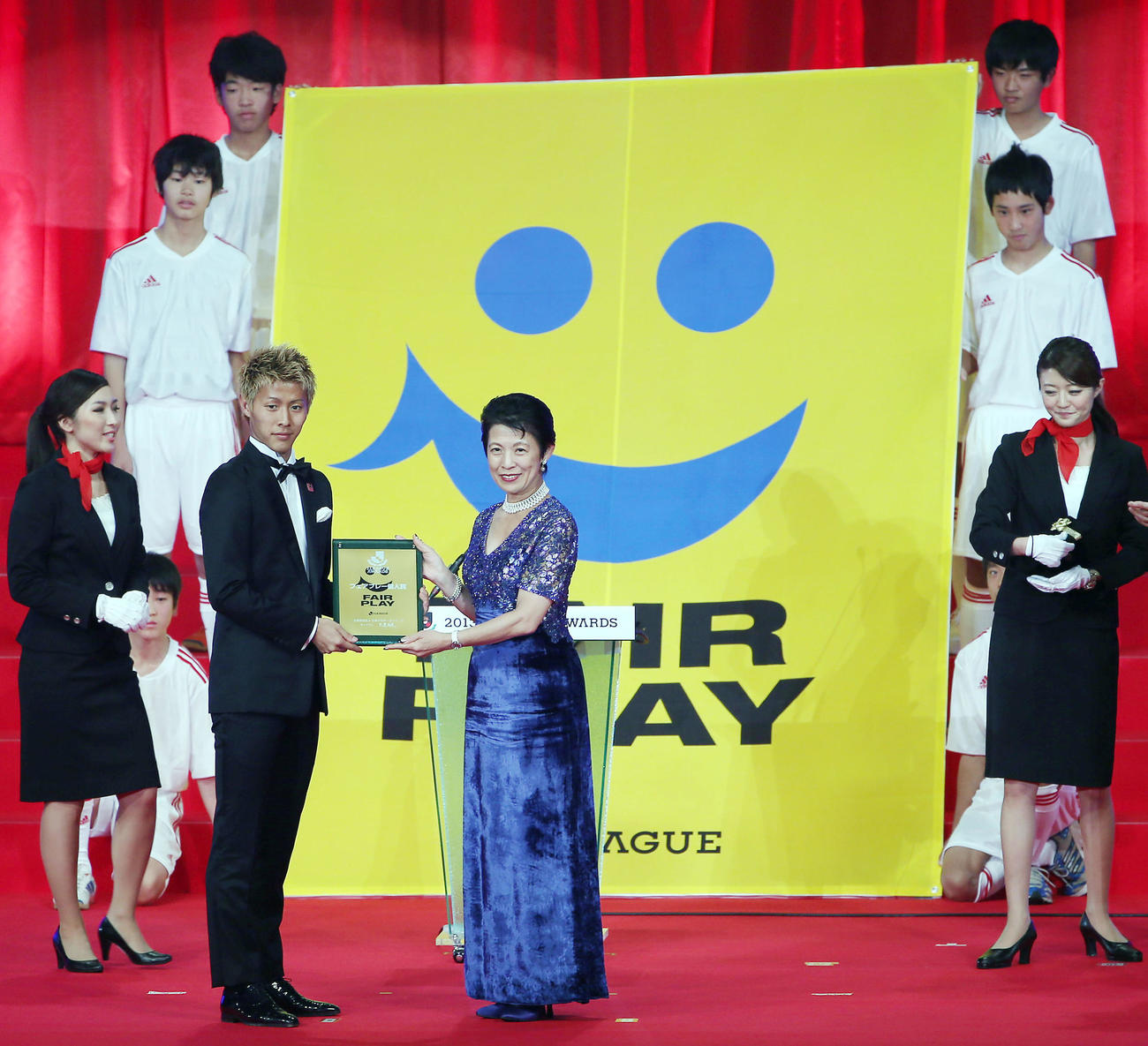 フェアプレー個人賞に選ばれ、高円宮妃殿下（中央）から表彰されるC大阪柿谷（2013年12月10日撮影）