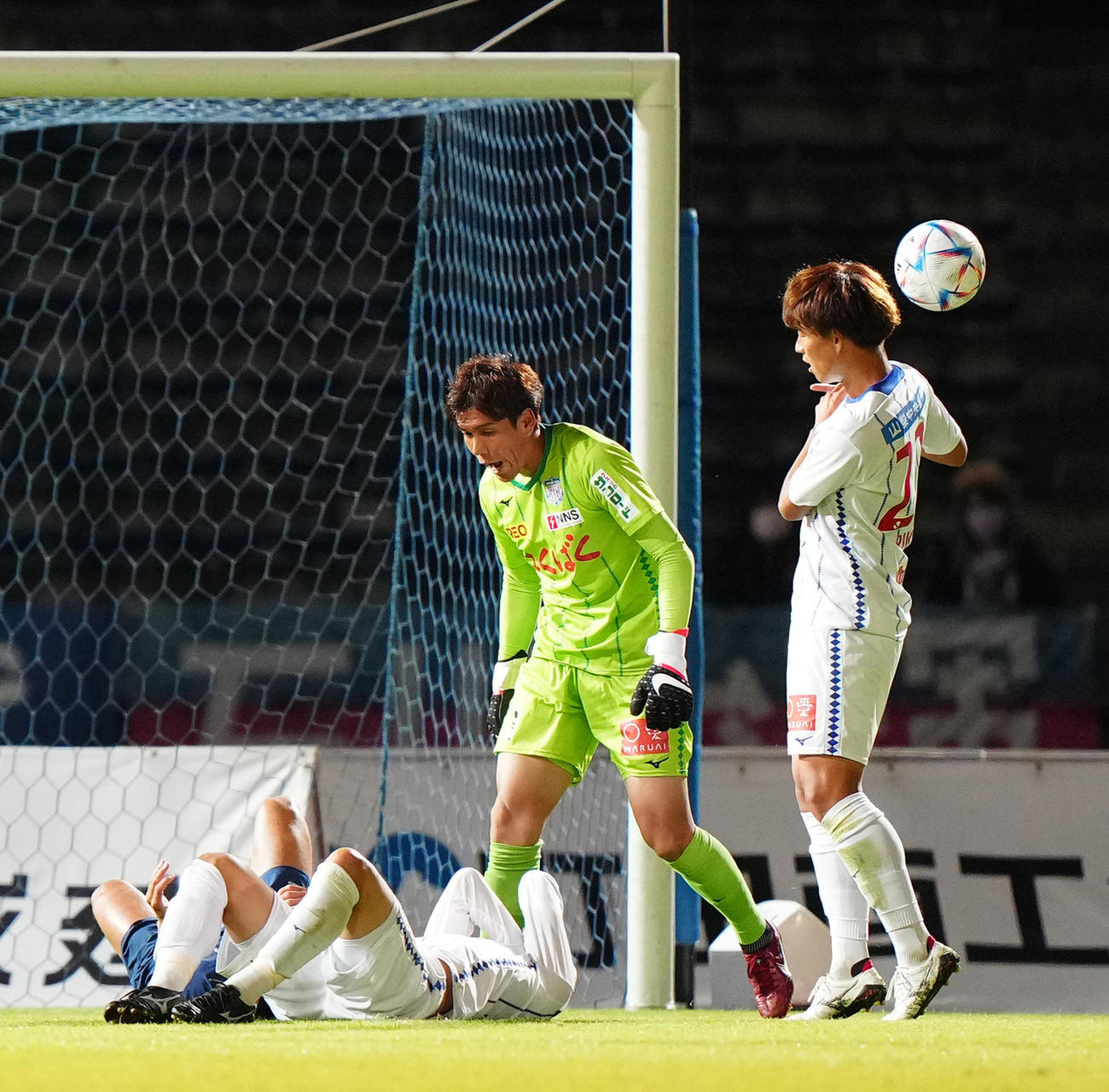 町田対甲府　前半、ファウルした町田ドゥドゥに怒る甲府GK河田（中央）（撮影・江口和貴）