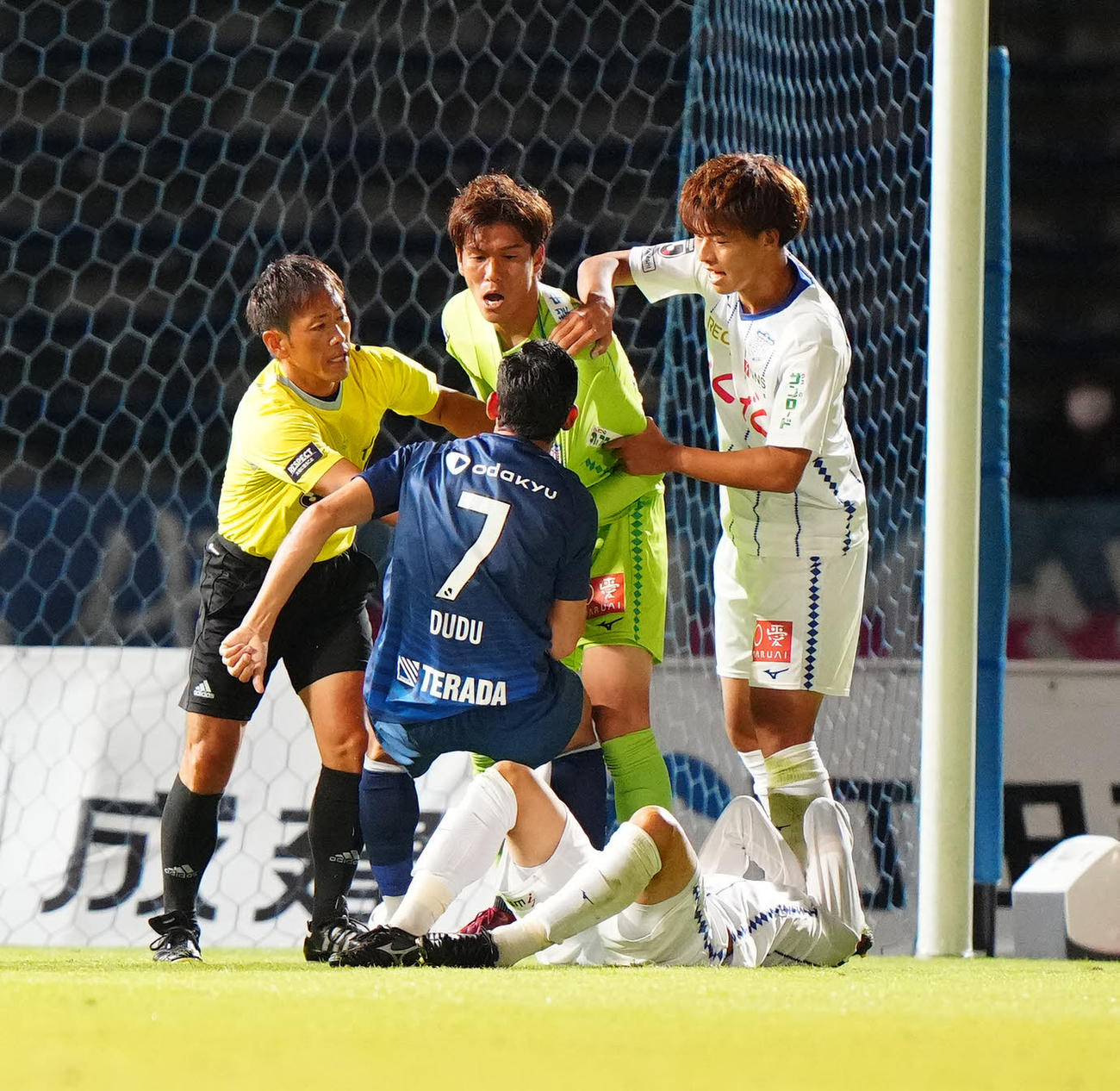 町田対甲府　前半、ファウルした町田ドゥドゥに怒る甲府GK河田（中央）（撮影・江口和貴）