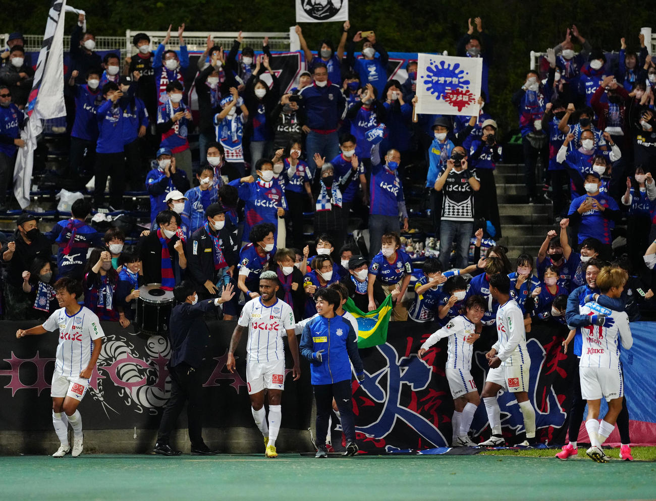 町田対甲府　後半、勝ち越しゴールを決め、サポーターと喜ぶ甲府リラ（手前左から3人目）（撮影・江口和貴）