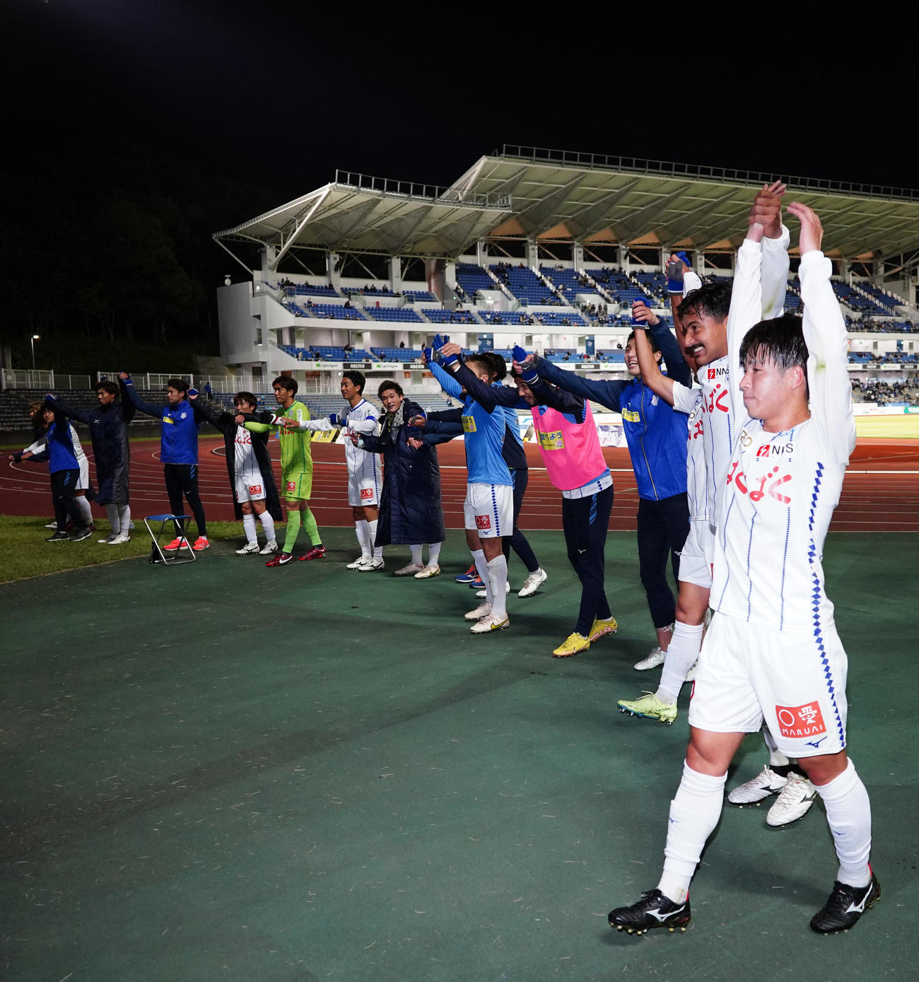 町田対甲府　試合後、サポーターにあいさつする甲府の選手たち（撮影・江口和貴）