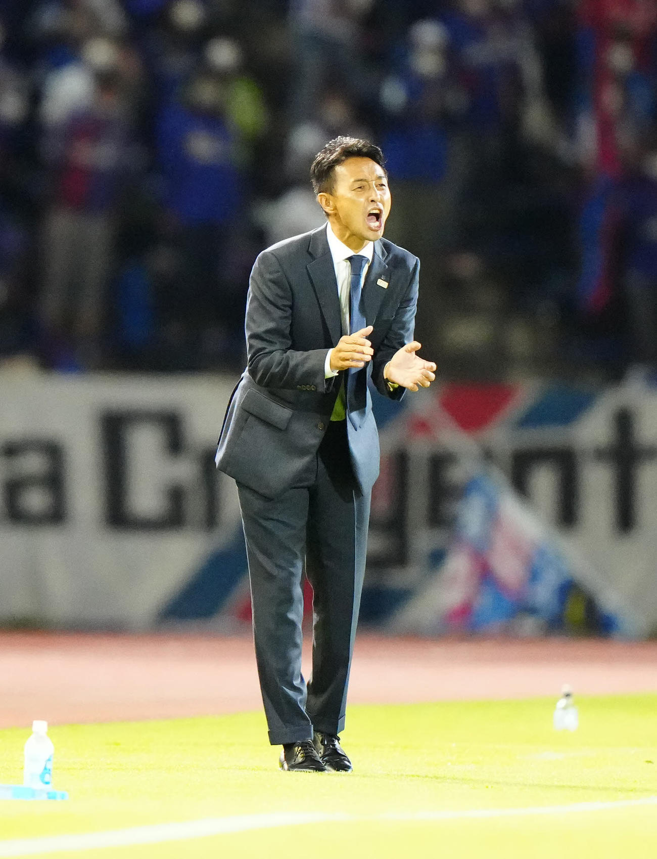 町田対甲府　前半、選手を鼓舞する甲府吉田監督（撮影・江口和貴）