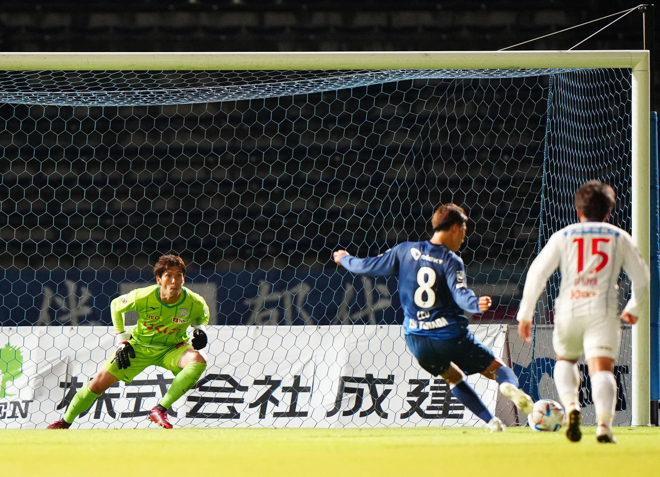 町田対甲府　前半、PKに臨む甲府GK河田（左）。中央はキッカーの町田高江（撮影・江口和貴）