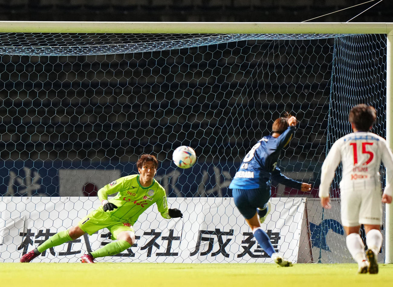 町田対甲府　前半、PKに臨む甲府GK河田（左）。中央はキッカーの町田高江（撮影・江口和貴）