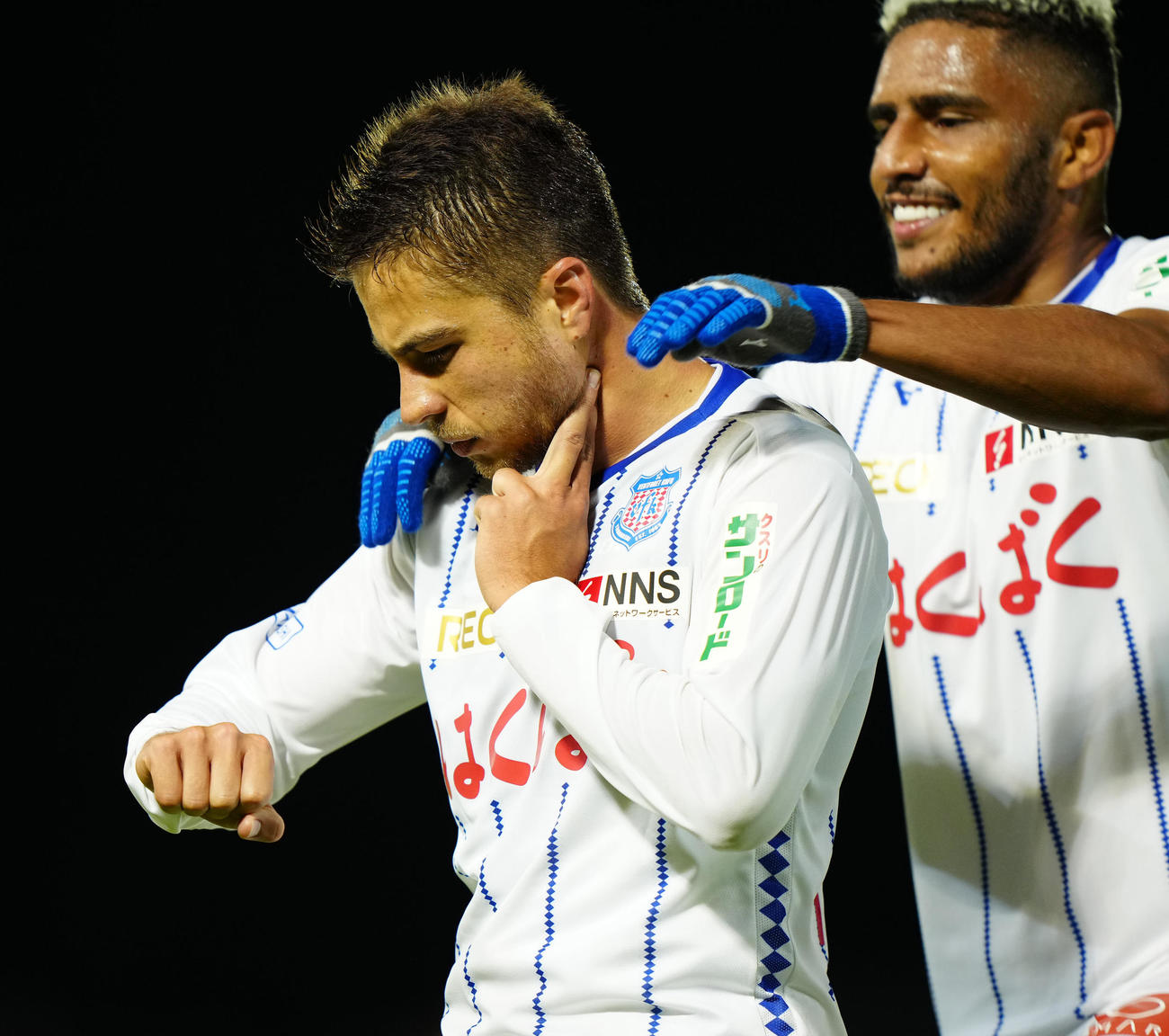 町田対甲府　前半、先制ゴールを決め、ポーズを決める甲府イゴール（左）（撮影・江口和貴）