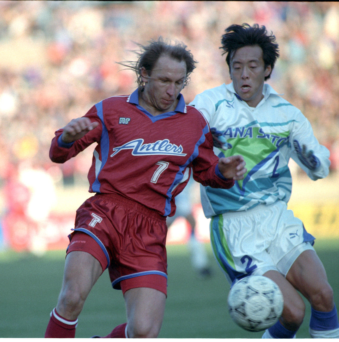 94年1月、鹿島との天皇杯決勝でアルシンド（左）と競り合う横浜F大嶽