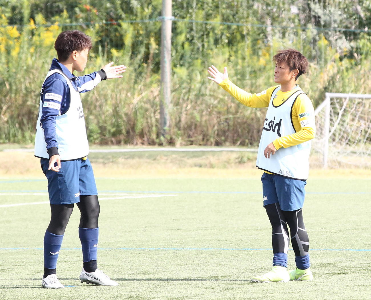 FW道上（左）とプレーの確認をする上尾野辺