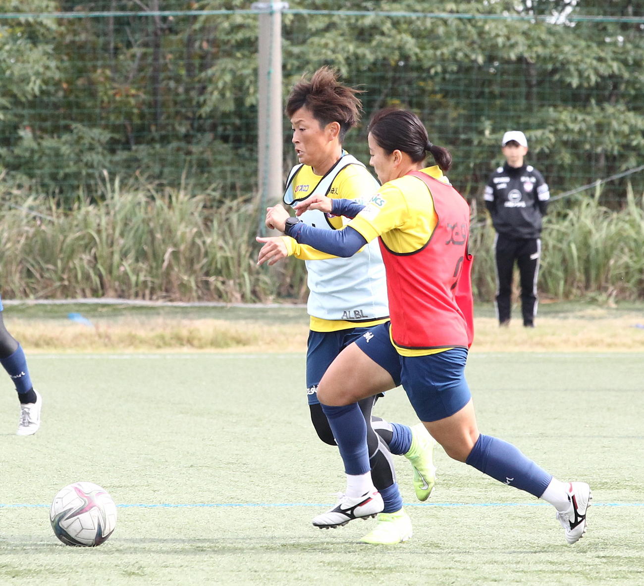 紅白戦でドリブル突破を仕掛ける上尾野辺（左）