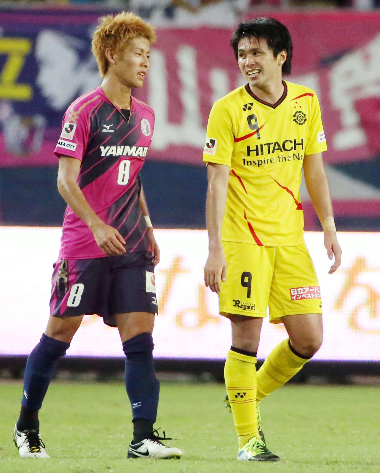 試合後、C大阪MF柿谷（左）と健闘をたたえ合う柏FW工藤壮人さん（13年9月22日撮影）