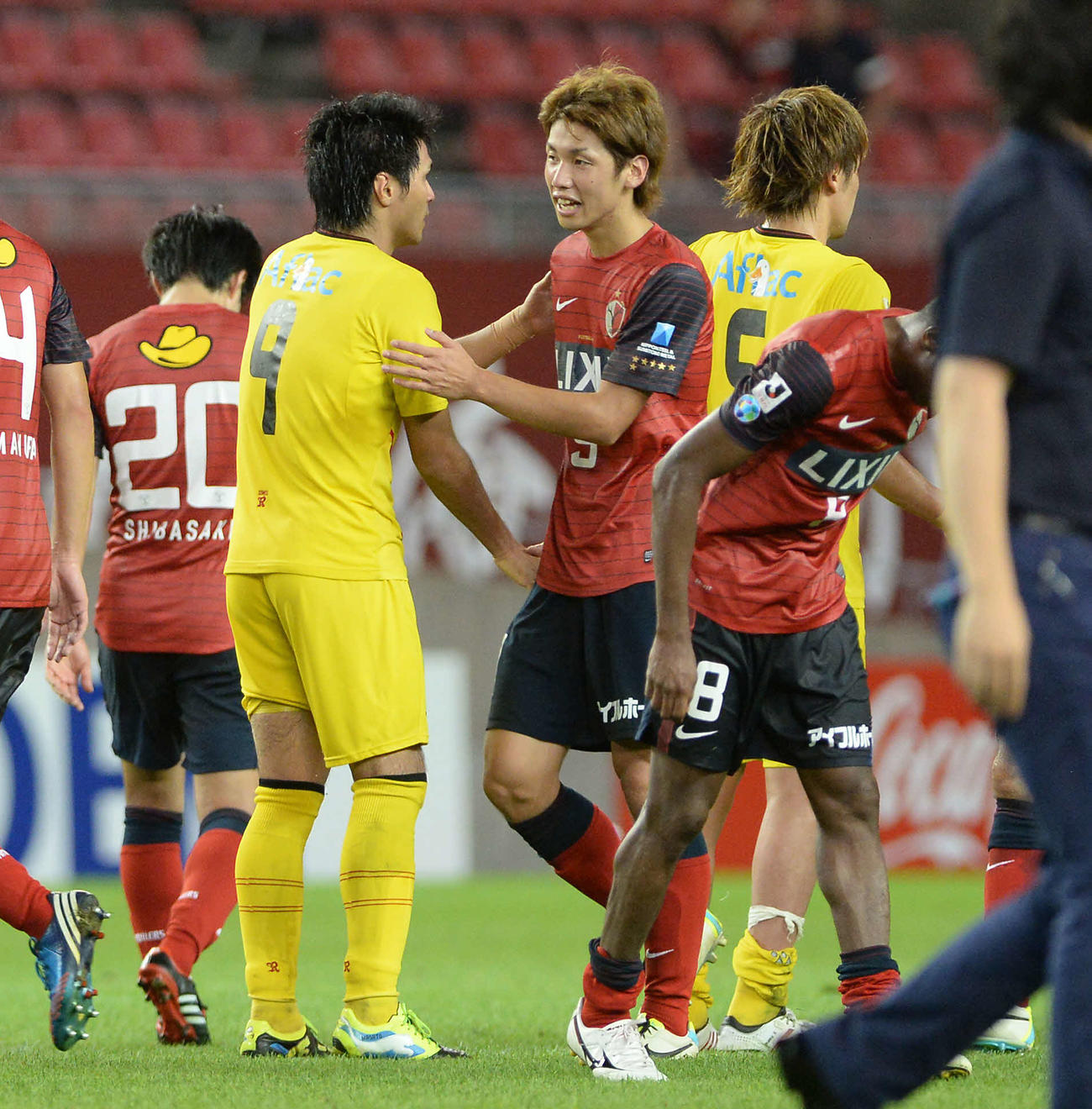 鹿島対柏　試合終了後、鹿島FW大迫（右）と握手をかわす柏FW工藤壮人さん（13年8月31日撮影）