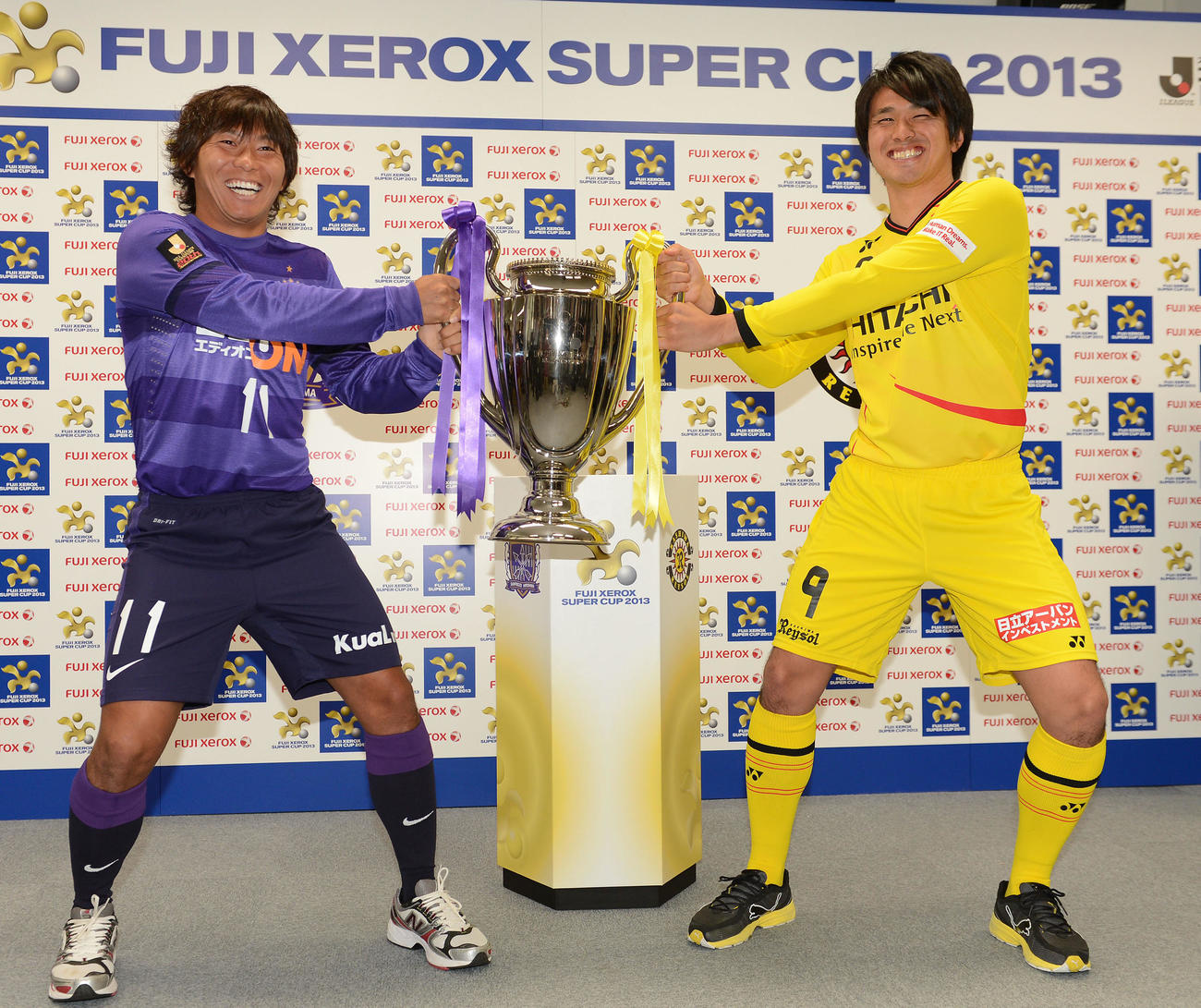 ゼロックススーパー杯を引っ張り合う広島の佐藤（左）と柏の工藤壮人さん（2013年1月17日撮影）