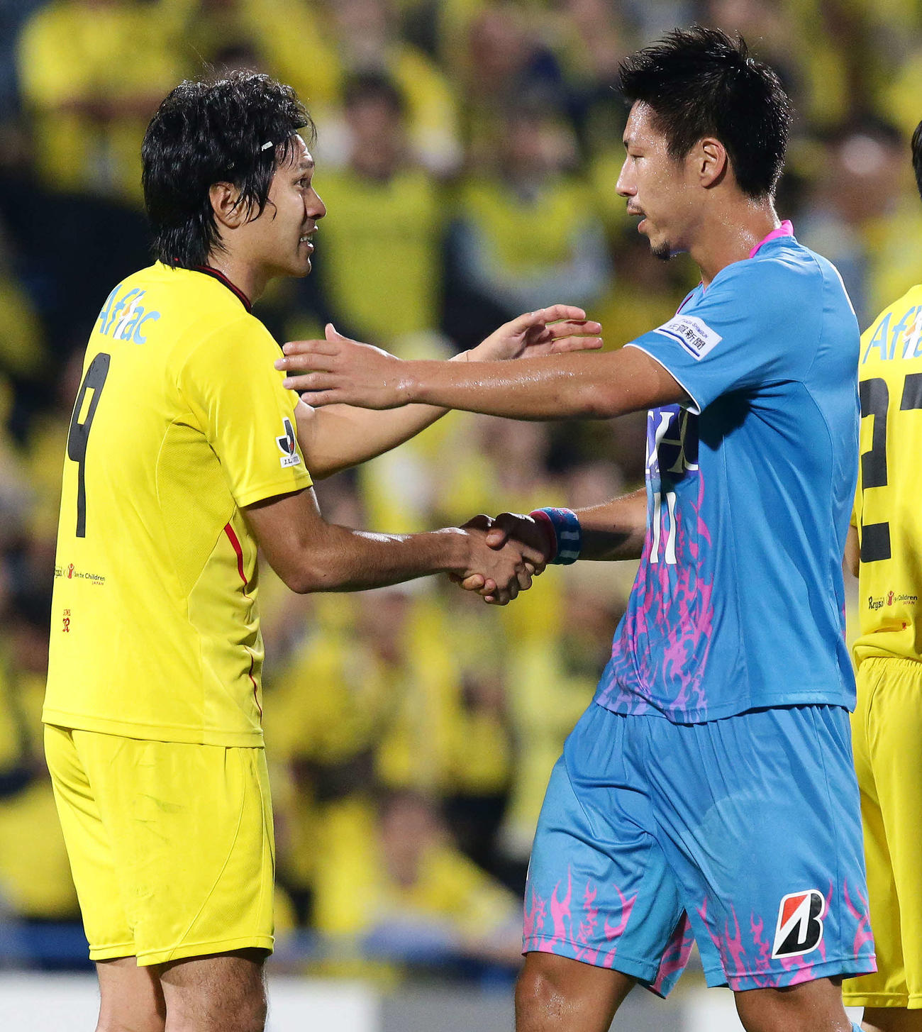 柏対鳥栖　試合終了後、鳥栖FW豊田（右）と握手をかわす柏FW工藤壮人さん（2014年9月23日撮影）