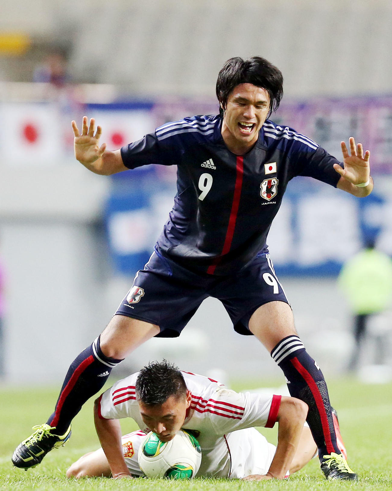 東アジア杯　日本対中国　前半、前線で競り合う工藤壮人さん（2013年7月21日撮影）