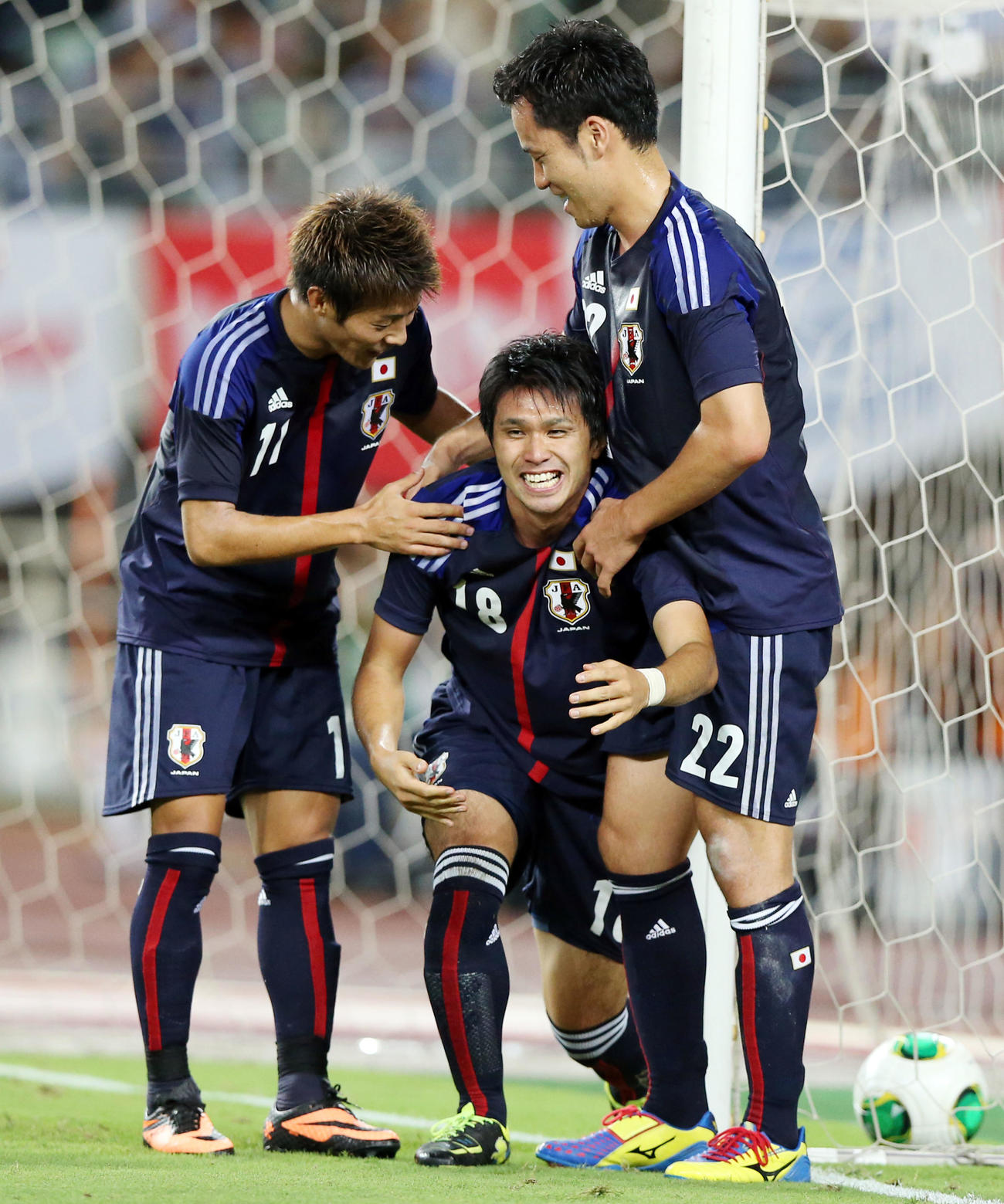 親善試合　日本対グアテマラ　後半、チーム2点目のゴールを決め笑顔を見せる工藤壮人さん。右は吉田、左は柿谷（13年9月6日撮影）