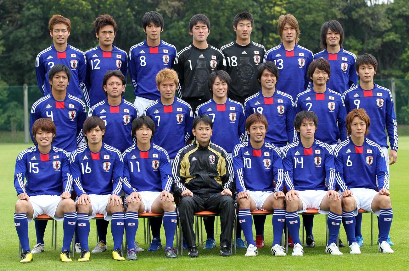 10年11月4日、集合写真に納まる広州アジア大会のサッカーUー21日本代表イレブン。下段左から東慶悟、山口蛍、永井謙佑、関塚隆監督、水沼宏太、大塚翔平、鎌田翔雅、中段左から當間建文、比嘉祐介、山崎亮平、登里享平、工藤壮人、実藤友紀、黒木聖仁、上段左から薗田淳、菅沼駿哉、山村和也、増田卓也、安藤駿介、鈴木大輔、富山貴光（10年11月4日撮影）