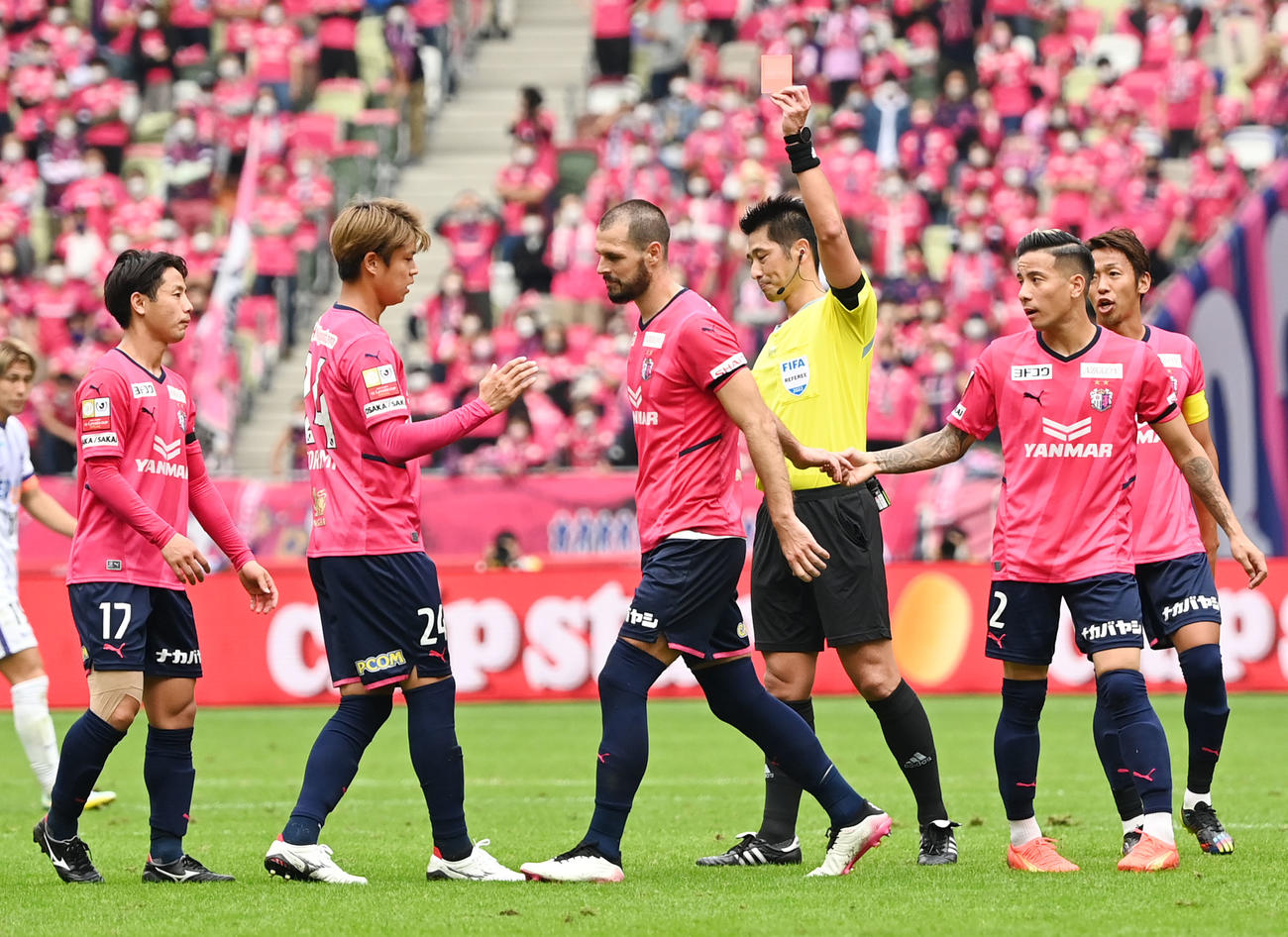 C大阪対広島　後半、C大阪代ニッチ（左から3人目）がレッドカードで退場となる（撮影・横山健太）